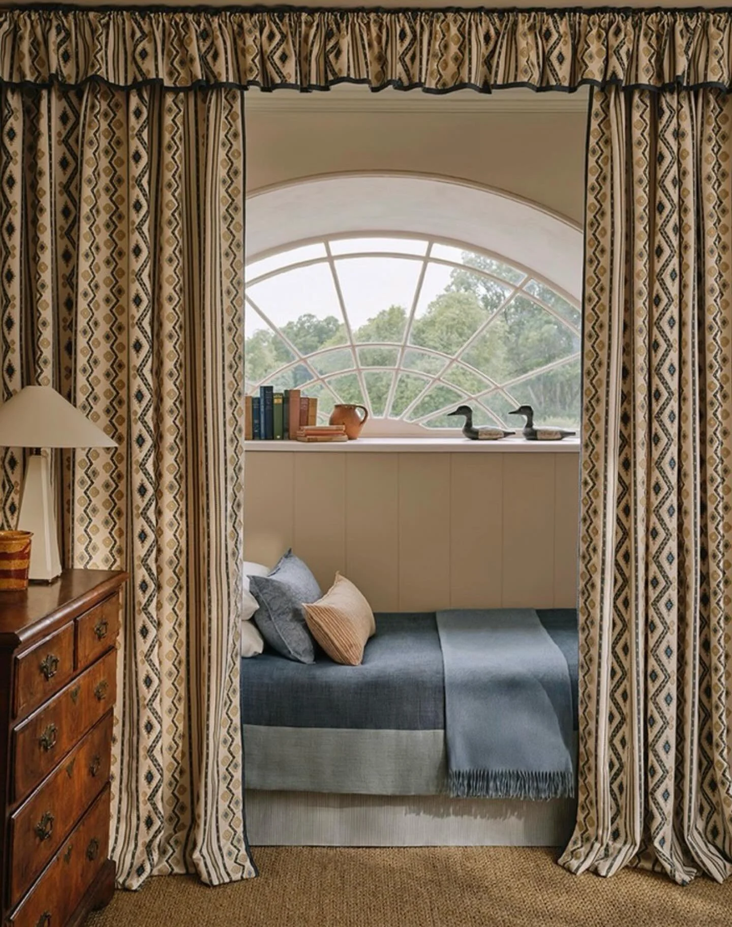 Vi f&oslash;rer alle de vakre tekstilene fra Colefax and Fowler

@colefaxandfowler