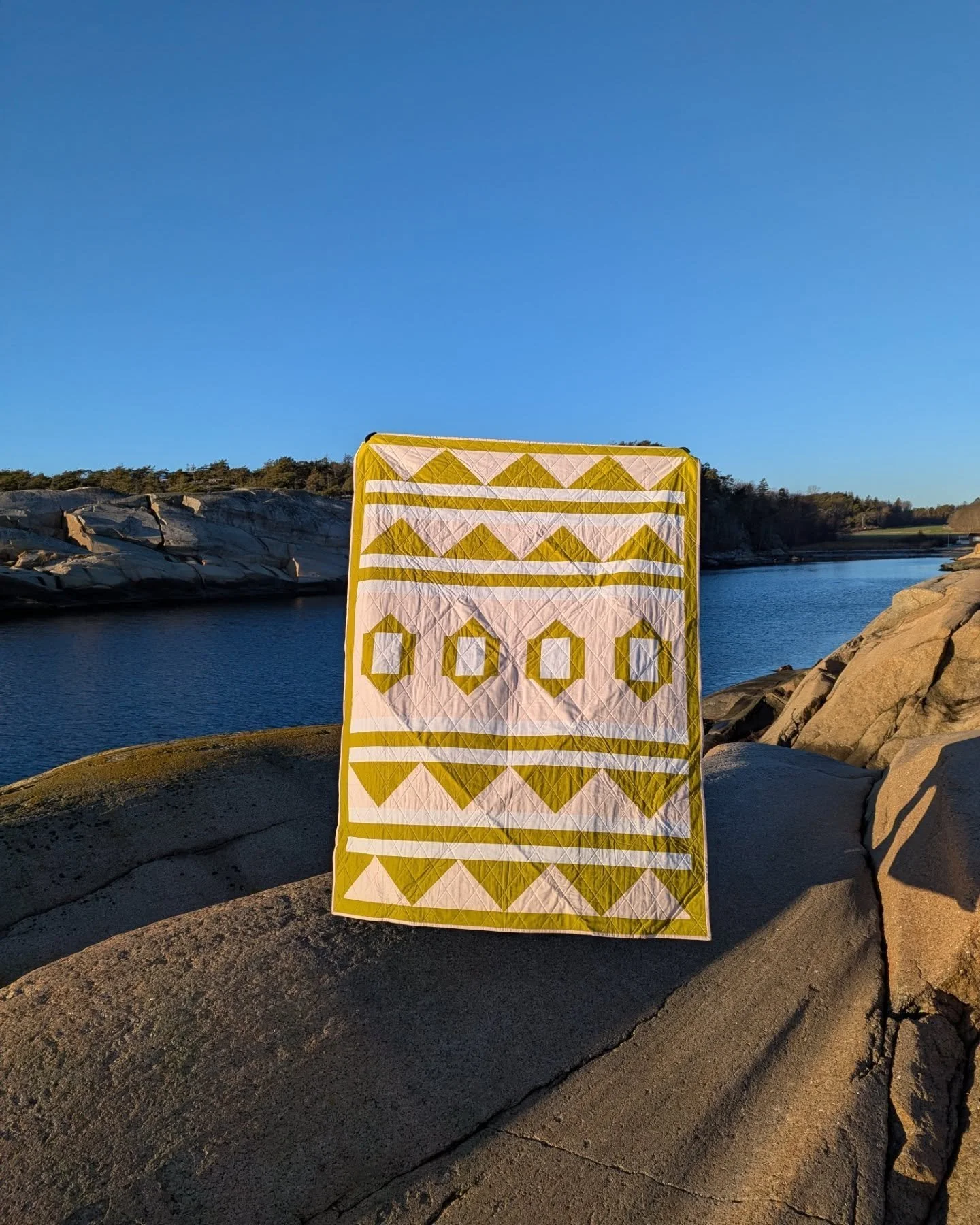 My latest pattern, The 2995 Quilt, just hit my shop, and there are a few reasons why I think you&rsquo;ll love this one:

🔸Using 8-at-a-time HSTs, strip piecing, and stitch and flip blocks means this comes together FAST. 
🔸It&rsquo;s beginner frien