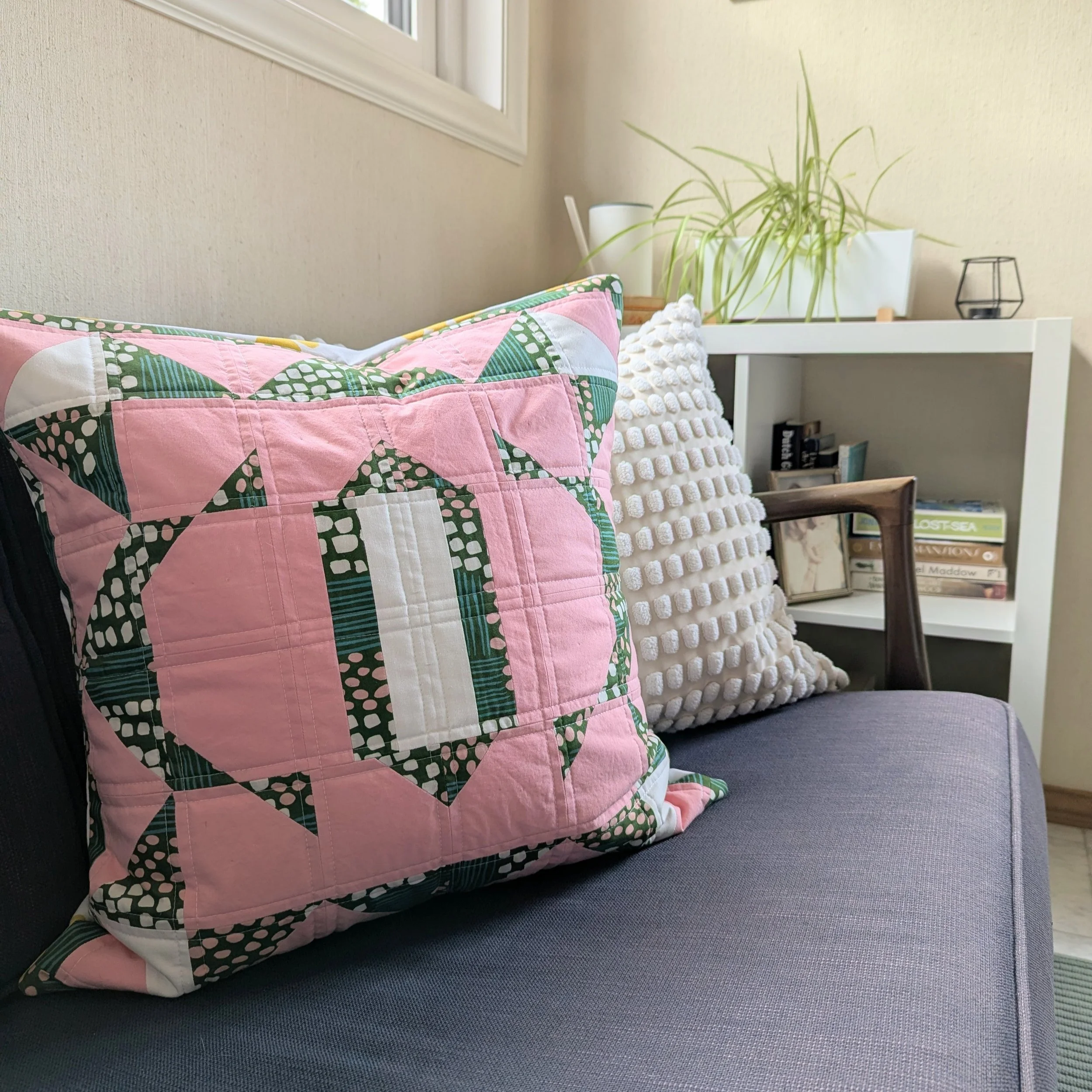 Introducing a pop of spring to my living room 🤩

I&rsquo;ve got a little piece of joy on my couch at the moment. This is my 2995 Cushion, and I&rsquo;ve got it here with my favorite combo of pink and green (actually, I can&rsquo;t escape these color