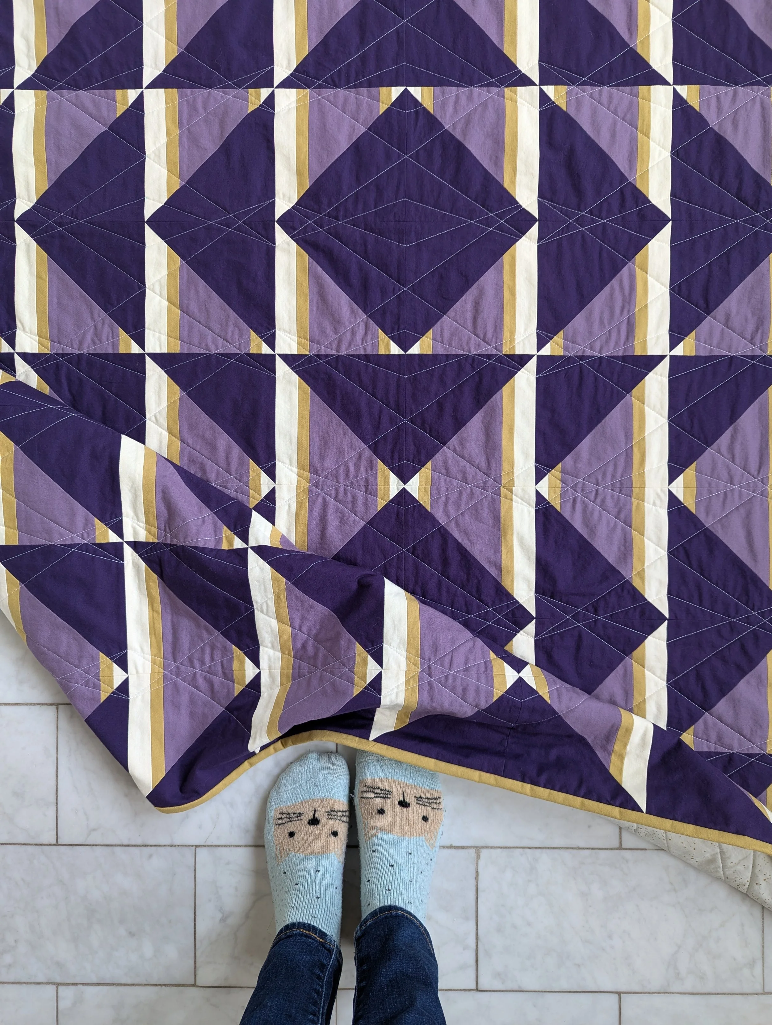 A one block wonder. And some cat socks 😻

This is my latest pattern, The 4161 Quilt, and I swear it looks more complicated than it is (*spoiler alert* it's only made with HSTs!! 😮)

The 4161 Quilt is out now in Issue 71 of @makemodernmagazine ! If 