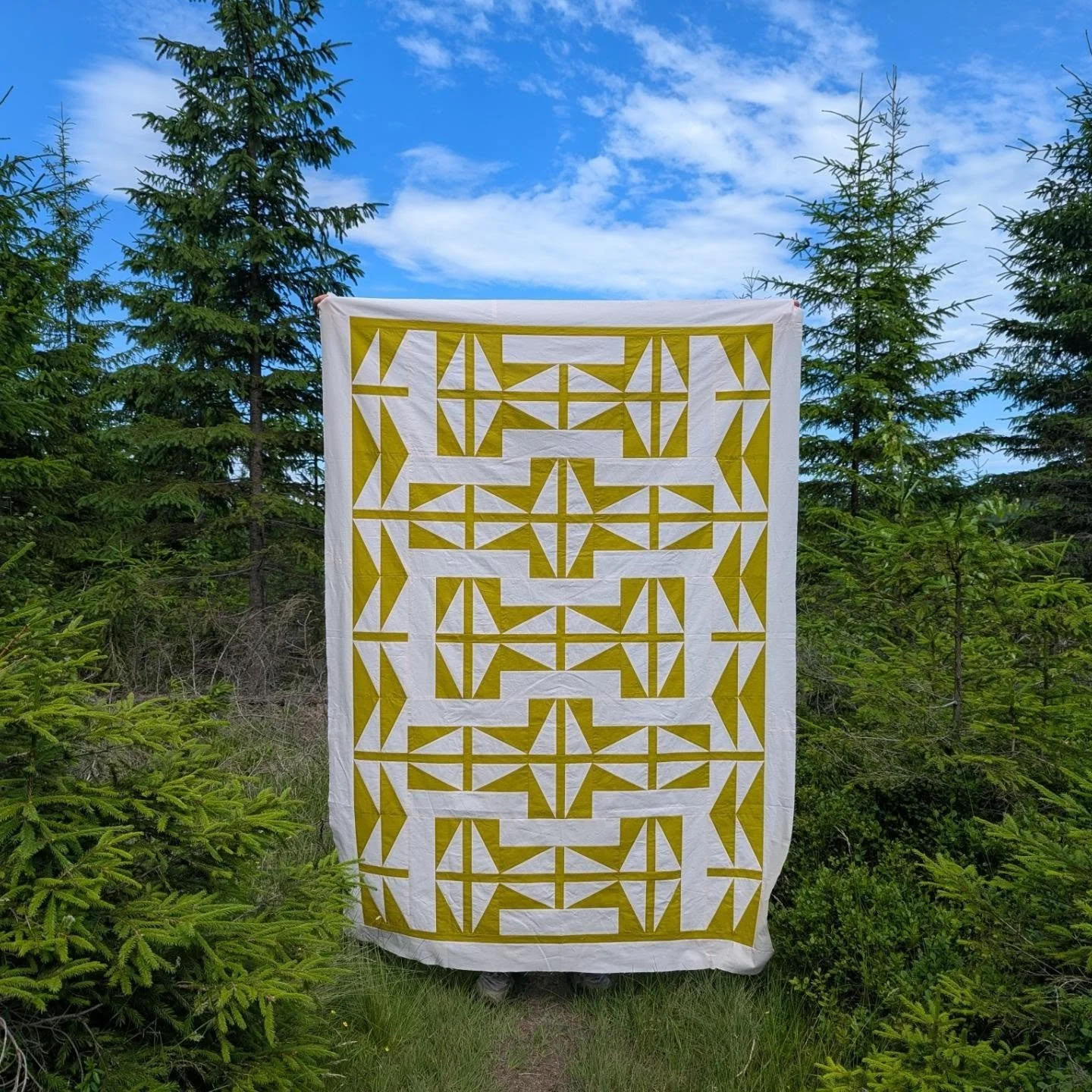The 1751 Quilt - Throw size! 

I&rsquo;ve been showing off my Lap sized version of The 1751 Quilt (in gorgeous @konacotton Pond and Balsam) but realized I haven&rsquo;t shared my Throw size version yet! So here she is, in colors I can't stop using: K