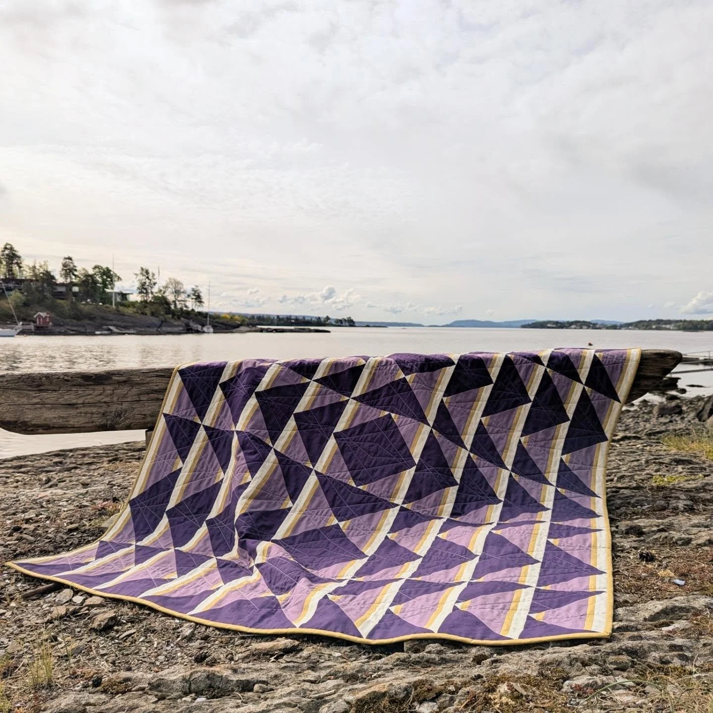 Cloudy beach day with The 4161 Quilt 🌥️

I&rsquo;m pretty lucky to live just a five minute walk to the Oslofjord. Is it usually too cold for me to swim? Yes, yes it is- but that&rsquo;s besides the point 😅 Just spending time by the water is good en