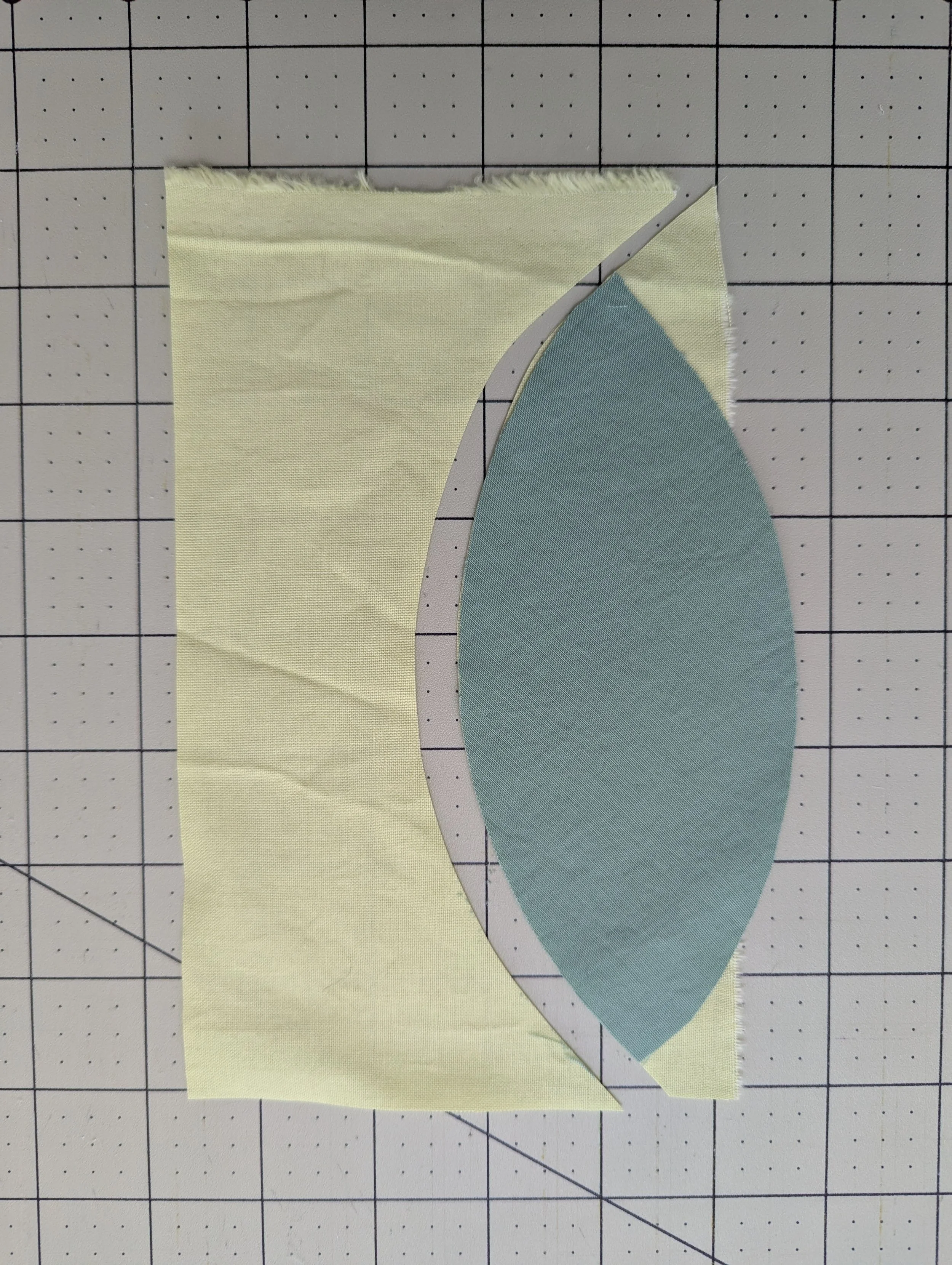 Cutting out shapes for improv curved piecing