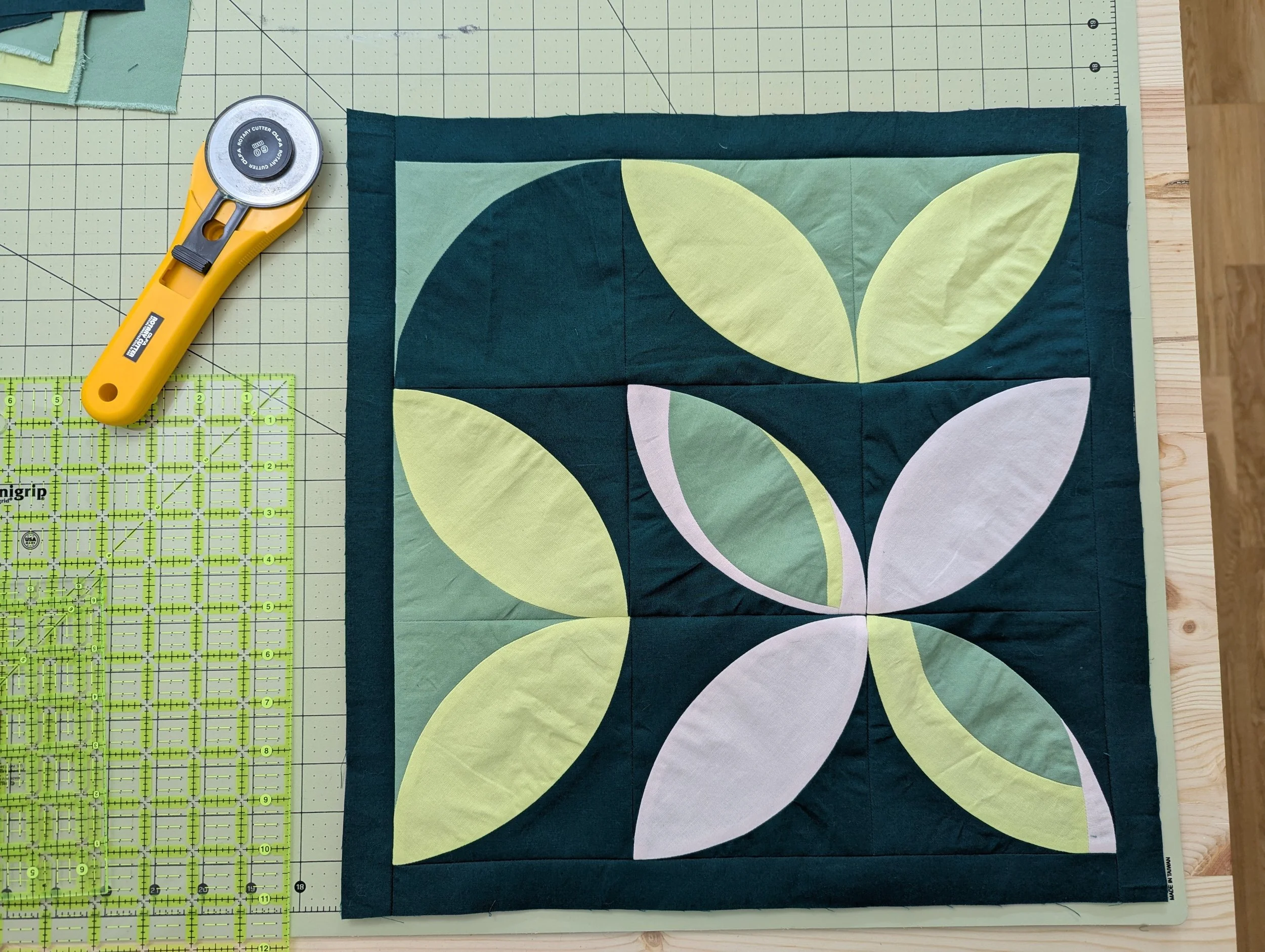 Attaching the side border pieces for The 5759 Block pillow