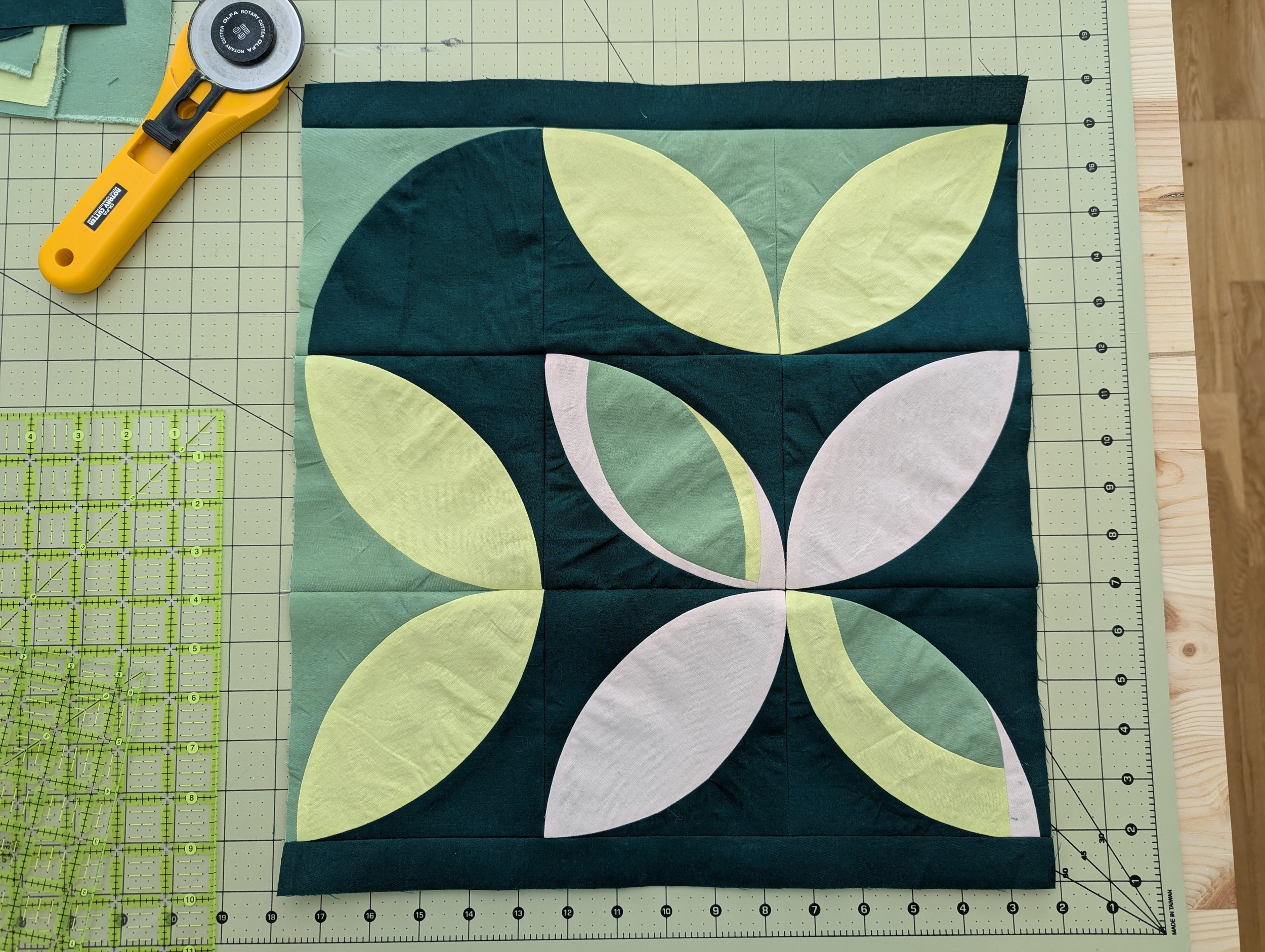 Attaching the top and bottom borders for The 5759 Block pillow