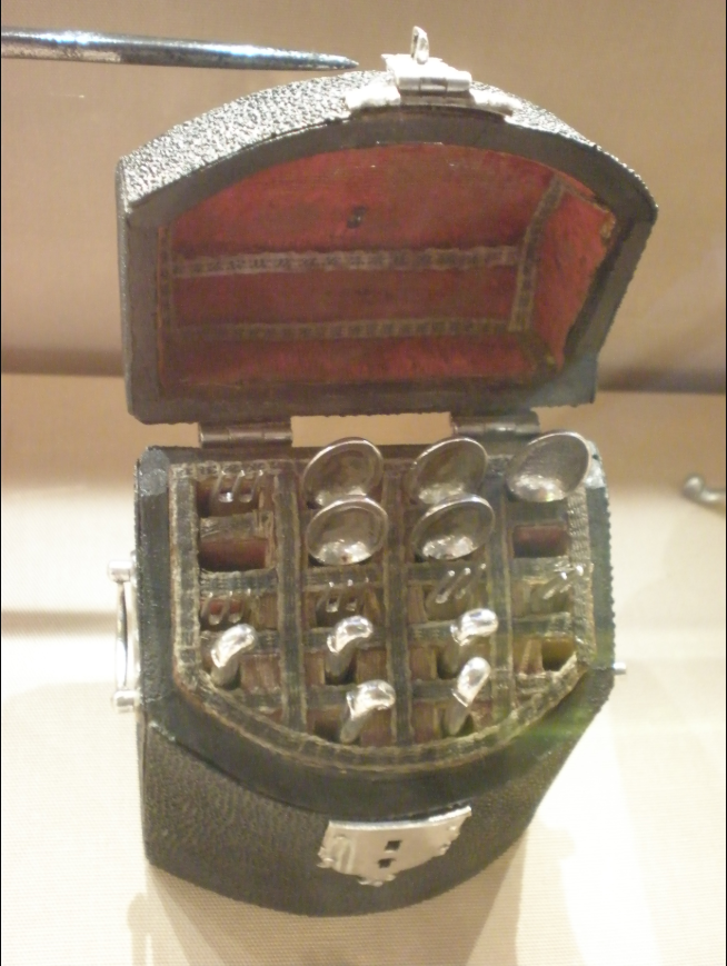 Argenterie ancienne, coffret de couverts en argent à estimer lors d'une succession à Nemours