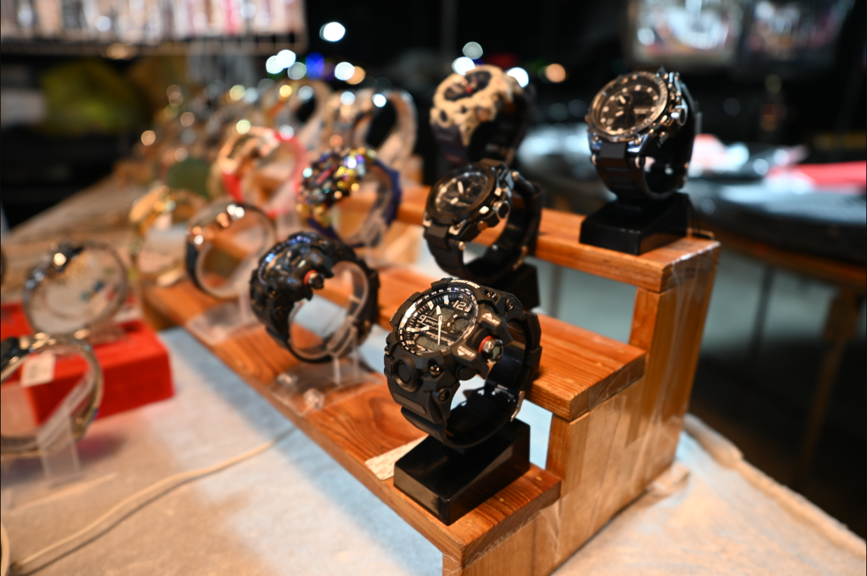 Sélection de montres présentées en vitrine de boutique, vente et rachat de montres à Nemours