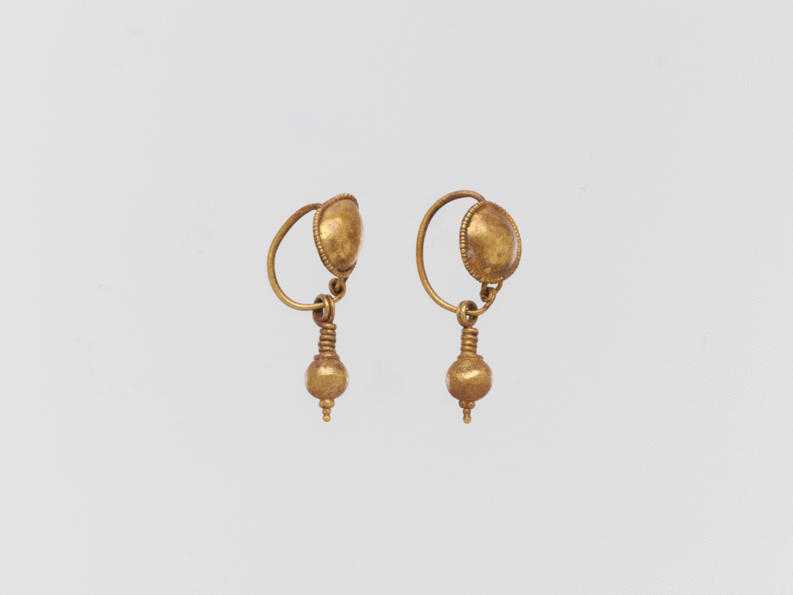 Boucles d'oreilles en or anciennes, bijoux hérités à faire estimer lors d'une succession à Nemours