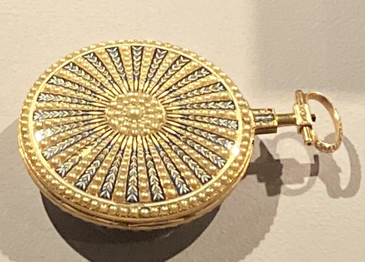 Montre à gousset en or ornée, boîtier ciselé de motifs dorés, pièce de haute valeur