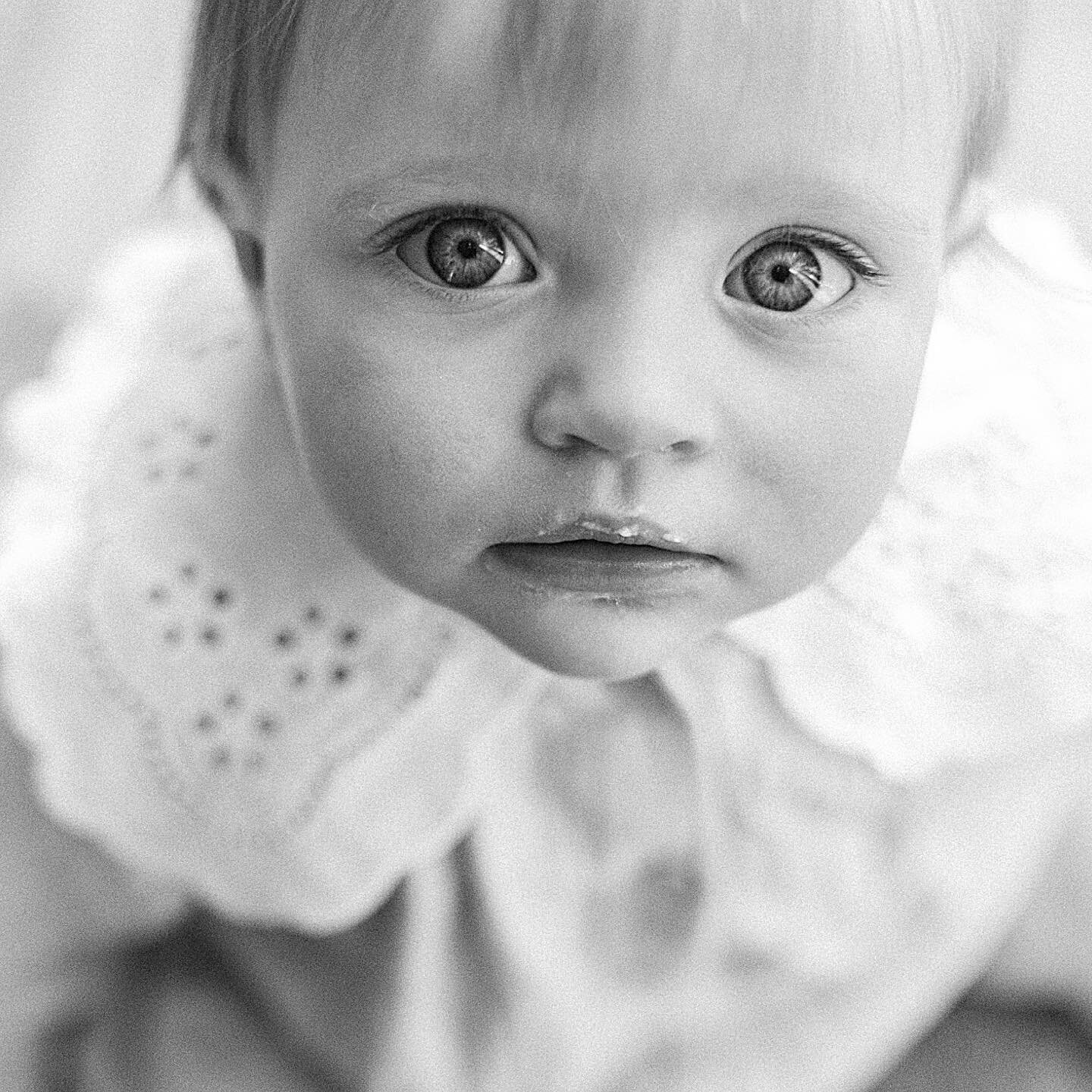 Disney eyes &amp; cake smudged lips, is there any other acceptable way to spend marking your first year earthside? Asking for a friend 🤍 

My version of a cake smash shoot is a super minimal props affair full of organic moments &amp; photos that fee