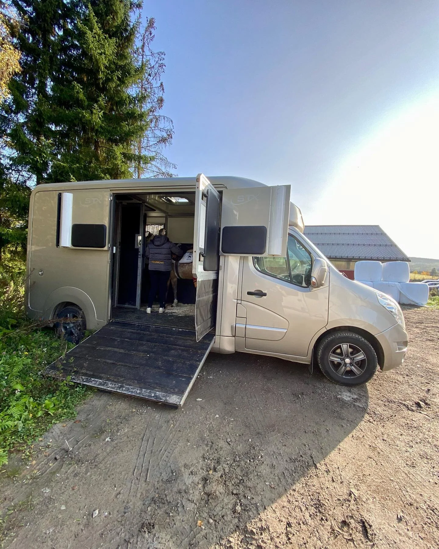 🚛 Bilen ute p&aring; luftetur til @nittedalrideklubb i sola ☀️ Bookinginformasjon p&aring; nettsiden www.EquiMove.no eller her p&aring; DM 🚛 #equimove #snordinsta #hestebil #utleie #stx #stxhorseboxes 🤠
