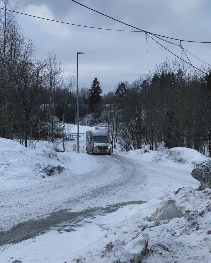 Sist uke gikk turen til Odense, Danmark. 🇩🇰 Shaka skulle flytte til Norge. Det ble til og med tid til litt hesteutstyr-shopping p&aring; veien til DK. 
Med sn&oslash;storm i Danmark og sterk vind tok vi oss forsiktig over Storebeltbroen, gjennom K&
