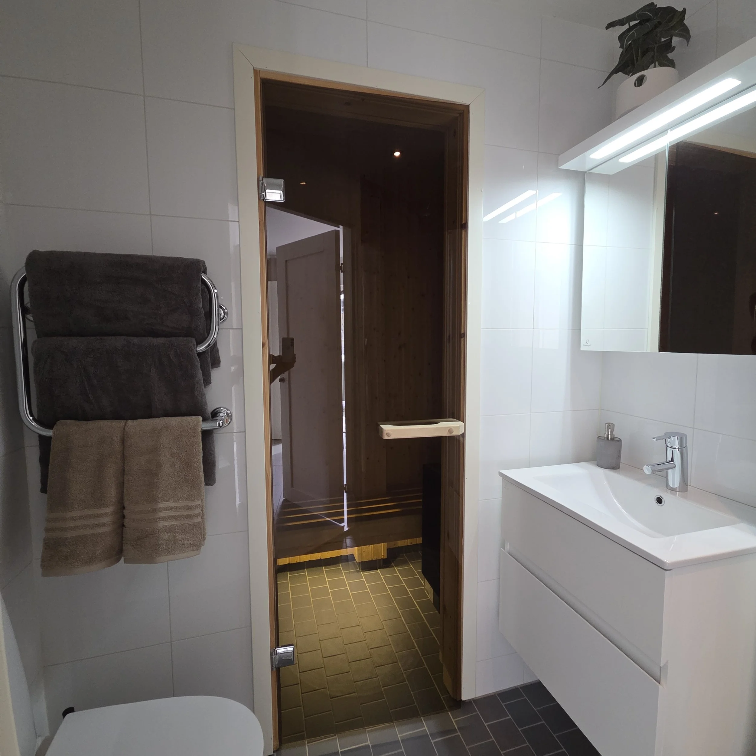 Bathroom 2 situated on the second floor
