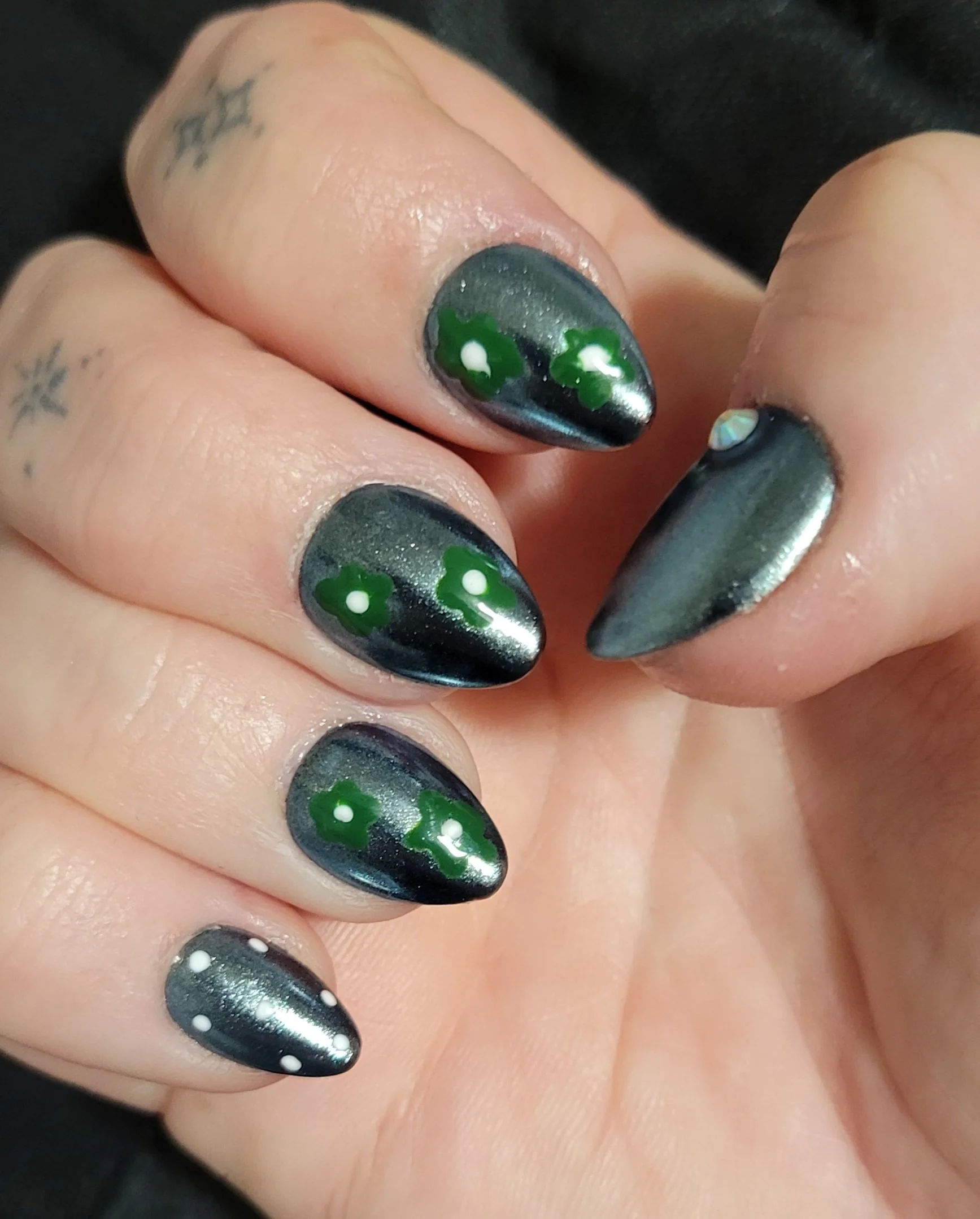 green flower press-ons.jpg