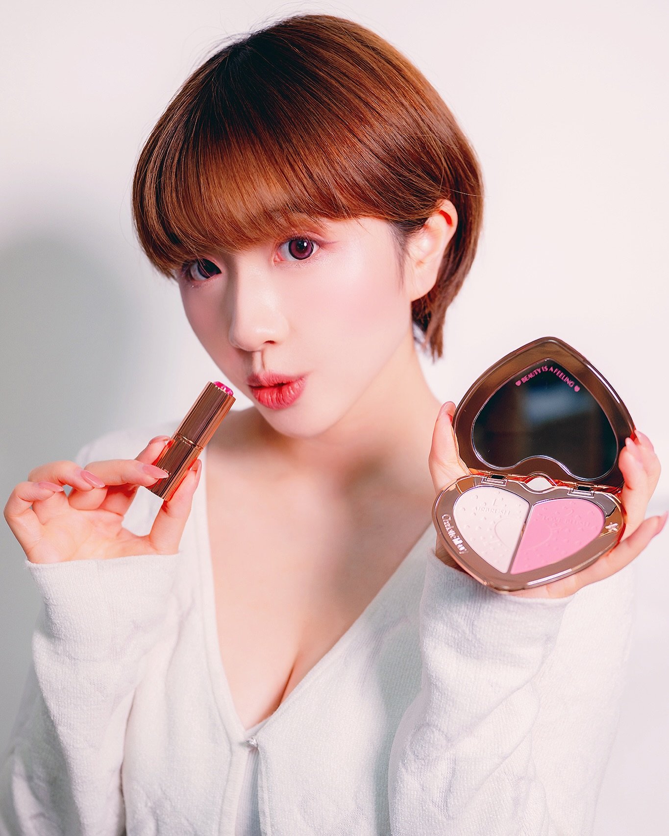 💖✨ Charlotte Tilburyの新作チークパレットとリップは、まるでセーラームーンの変身シーンみたいにキラキラ🌙💫
ひと塗りで、月の光に包まれるような輝き✨
母の日のギフトにもぴったり。
ママだって毎日が「美少女戦士」💋🌸

✨Charlotte Tilbury 嘅cheek palette 同唇膏真係靚到爆～好似 Sailor Moon 變身嗰下咁閃✨🌙
一掃上面就好似加咗濾鏡咁，月光女神降臨～🌸
母親節就快到啦，送比媽咪一份靚靚魔法，
等佢都可以變身做自己嘅美少女戰士