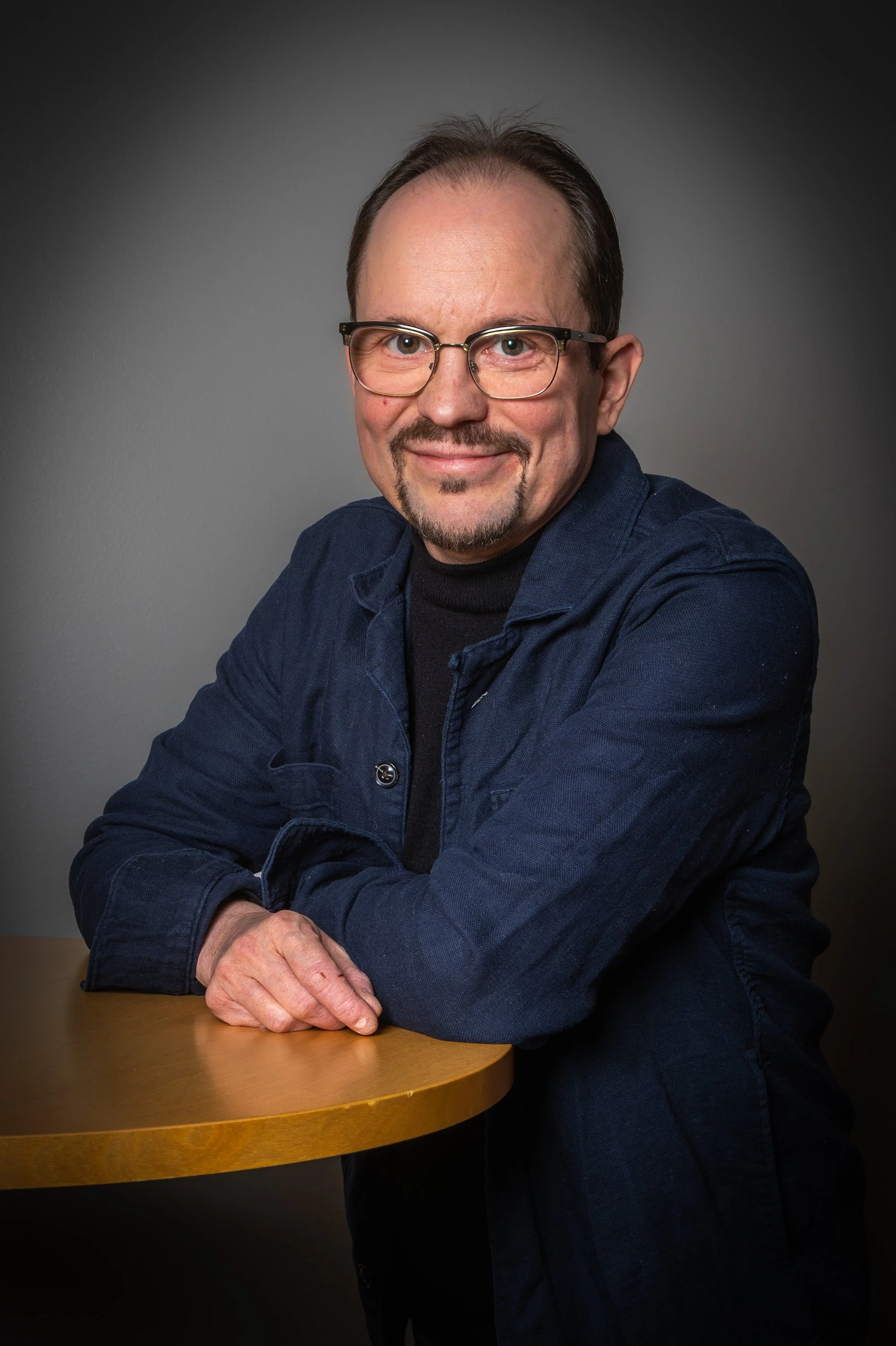 Taiteilijakuva Esa Toivola (kuva Tuula Vartiainen) (3).jpg