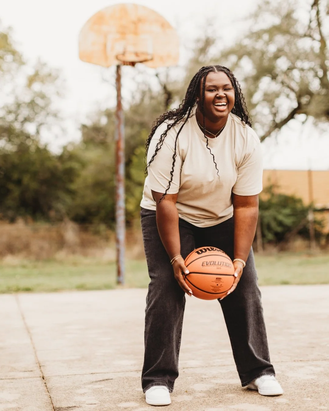 KOHLBIE 🥎🤩👏🏻🏀🎓⚡️loved everyyyy single millisecond working with her and walked away beaming with pride that it was *me* who got to take such special pictures highlighting her greatest accomplishments and the heart of who she is. happy senior yea