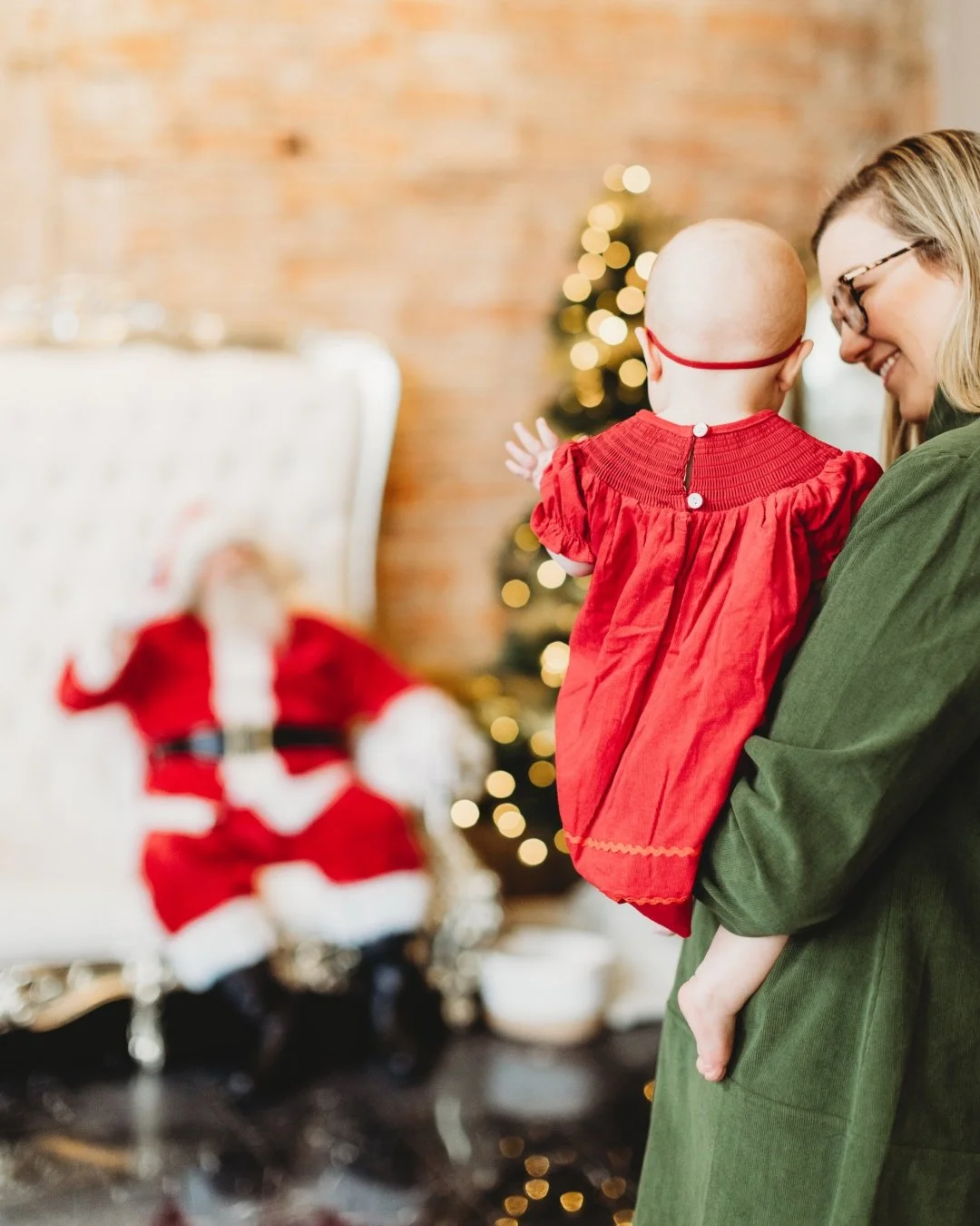 hi, santa 😩🎅🏻✨😍

(her little tiniest hand waving is anyone else dying over this?!?!?!?!)