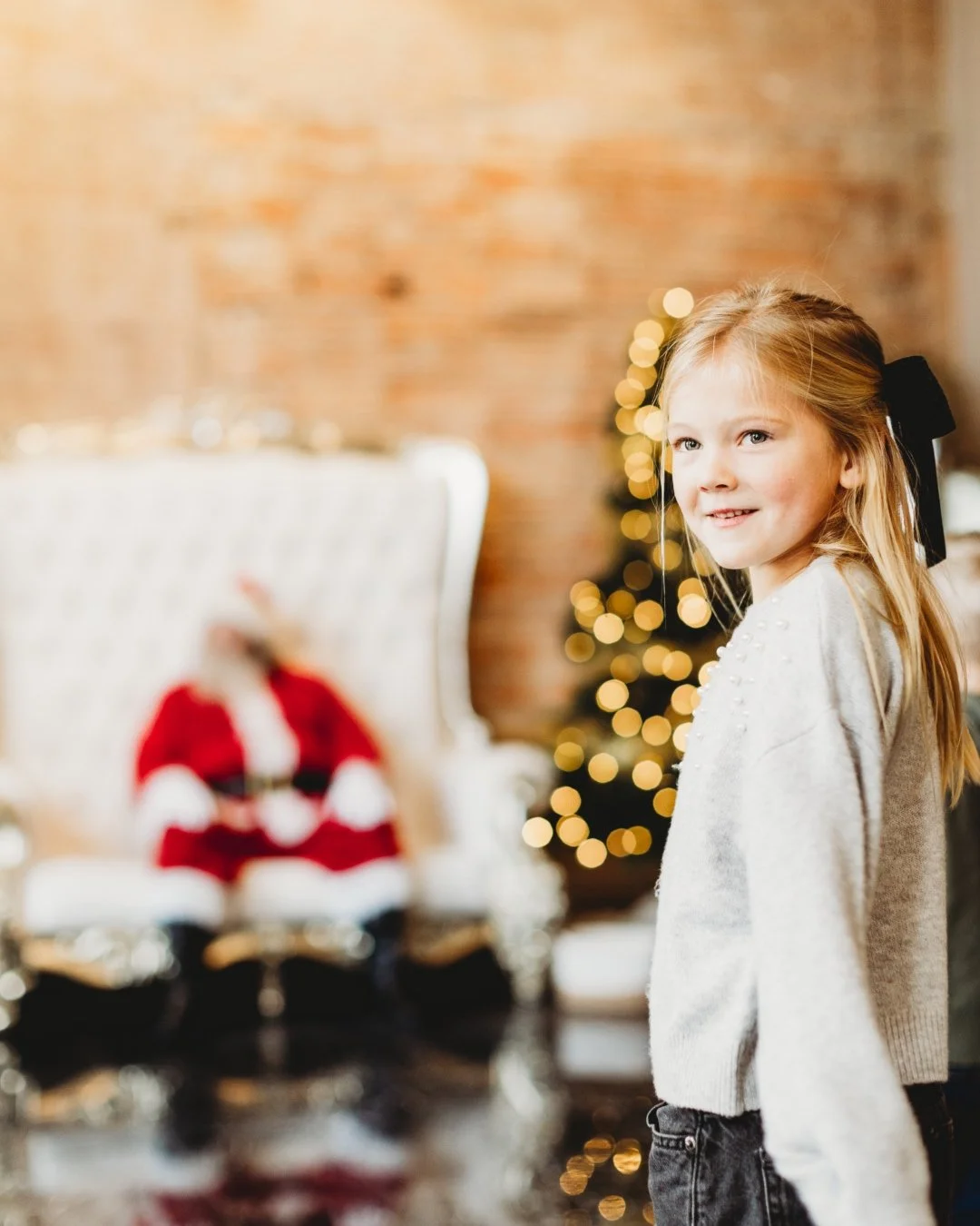 I'll never get over the magic of doing these Santa sessions. I had no idea what to expect. I didn't know how they'd go, especially since it seems so easy to find a Santa at most holiday events + attractions during the holiday season. So many things t