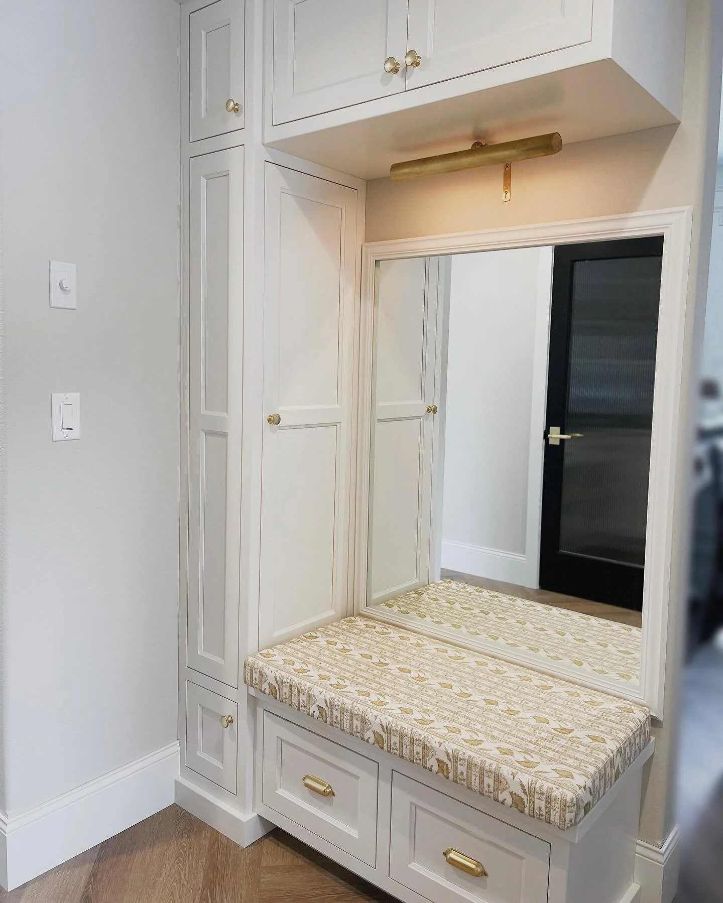 Mudroom built-ins featuring a beautiful custom-made bench cushion 🤎🤎

&bull;

&bull;

&bull;

#interiordesign #interiordesigner #fargodesign #fargointeriordesign #northdakotainteriordesign #grandforksinteriordesign #grandforks #northdakotainteriord