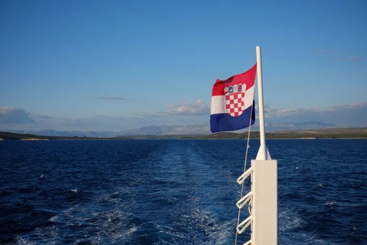 DD-vis-island-ferry-croatia-flag.jpeg