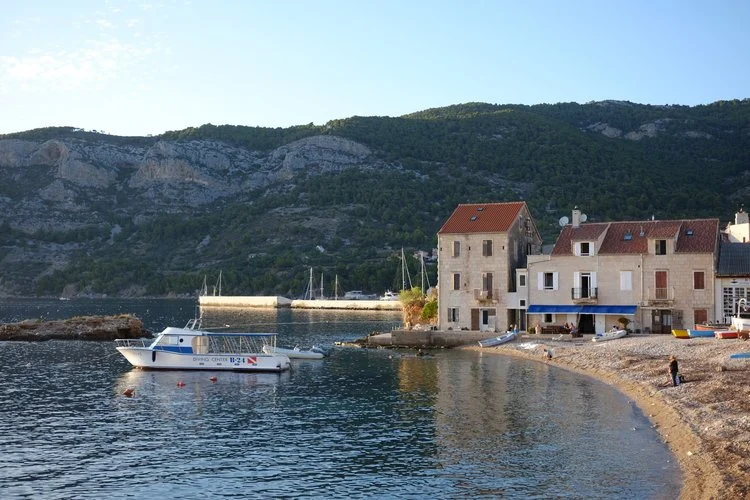 DD-vis-croatia-harbor.jpeg