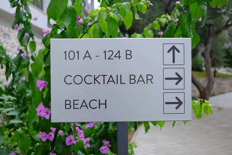 DD-podgora-croatia-beach-bar-sign.jpeg