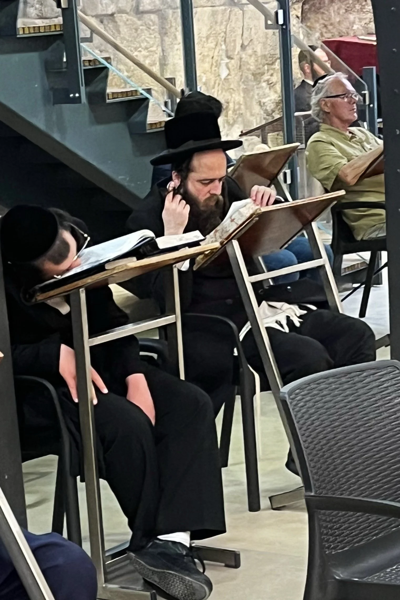 Rabbi falls asleep studying the Torah at the Western Wall 2022