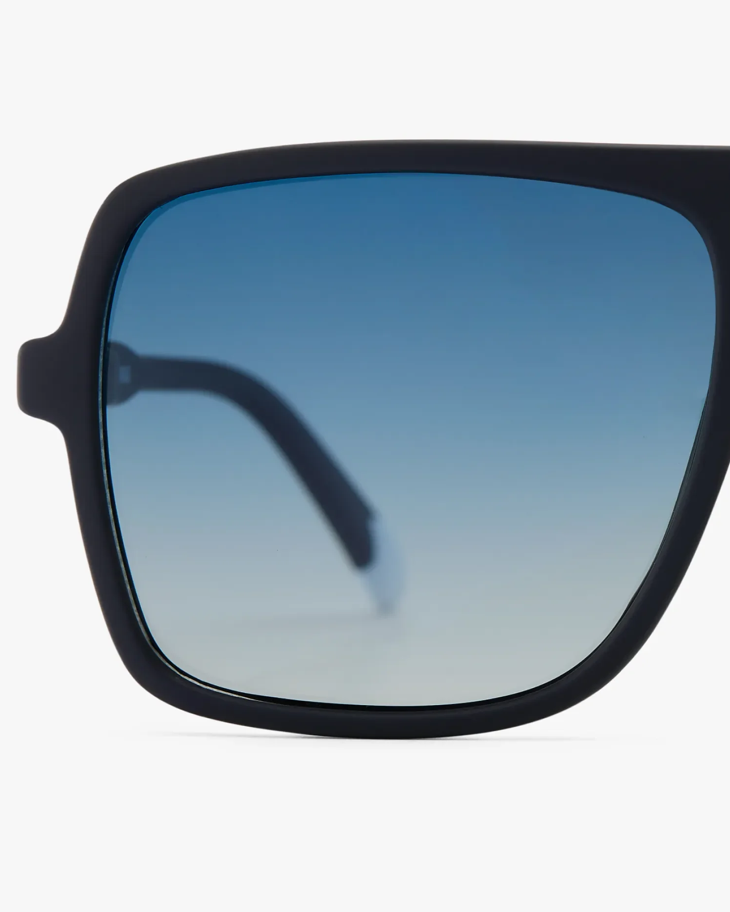 sirene-barner-black-sunglasses-jake5.png