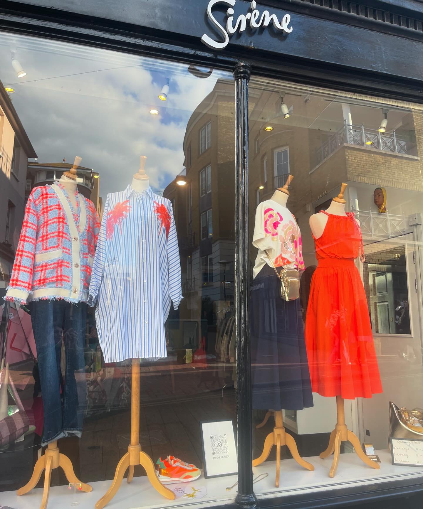 Sunny Sunday! 
Blues skies in Brighton this morning&hellip; and it&rsquo;s the perfect shopping day. Brighton is always great for a mooch about, so much to see and do and to some of the best independent shops anywhere to be found. 
It&rsquo;s still m