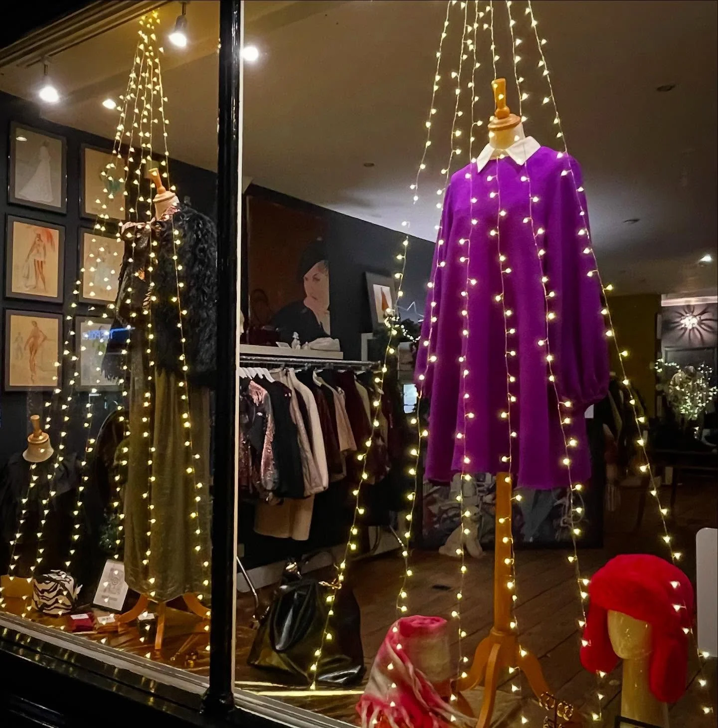 It&rsquo;s beginning to look a lot like you know what&hellip; 
Precariously dangling from a ladder covered in fairy lights, gold fabric, clutching a hammer with a slightly demented look in my eye has paid off I hope&hellip; at least I amused the pass