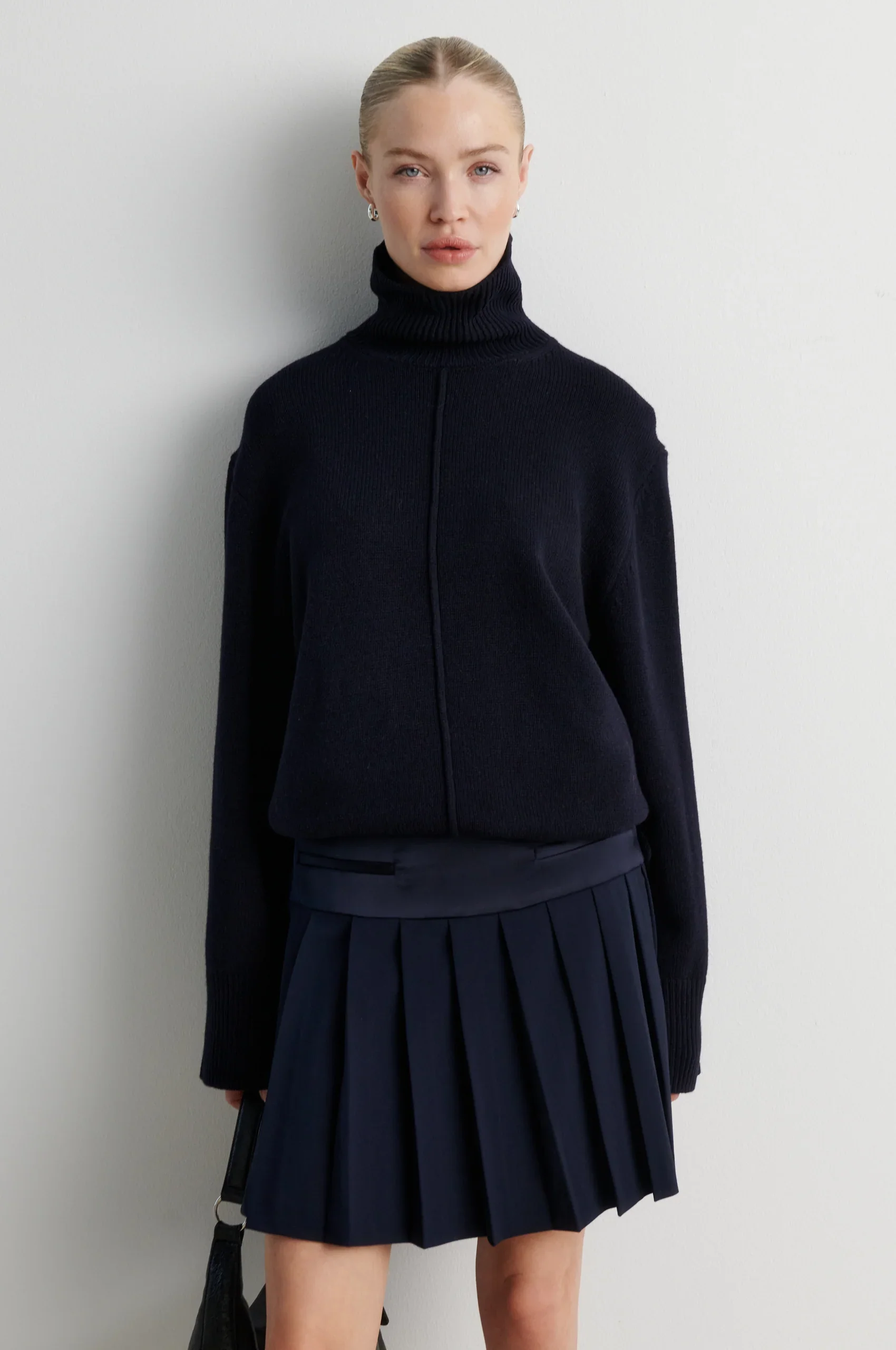 sirene-second female-navy-knit-alpha1.jpg.webp