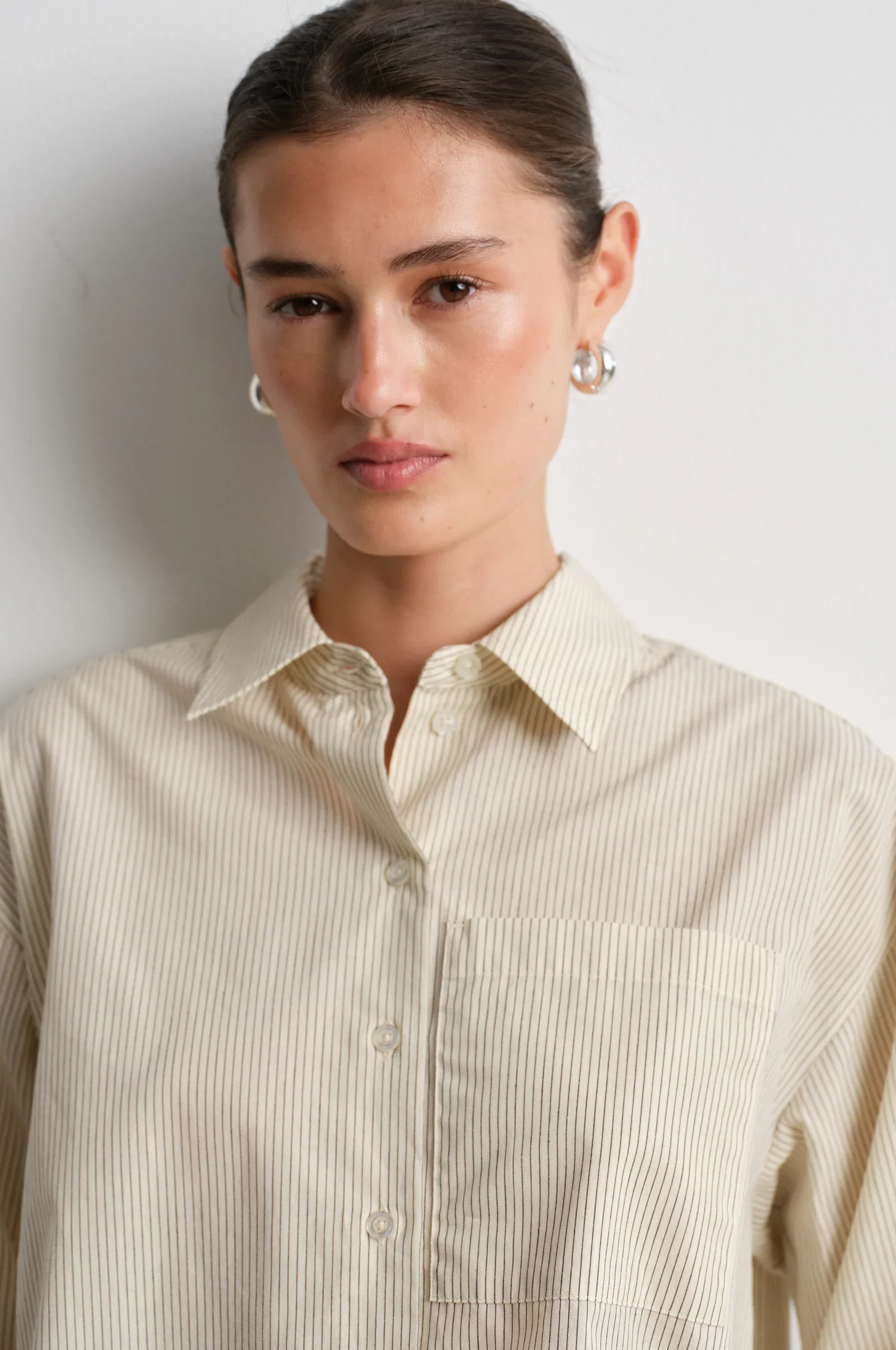 sirene-second female-pinstripe-shirt-dicthe2.jpg.webp