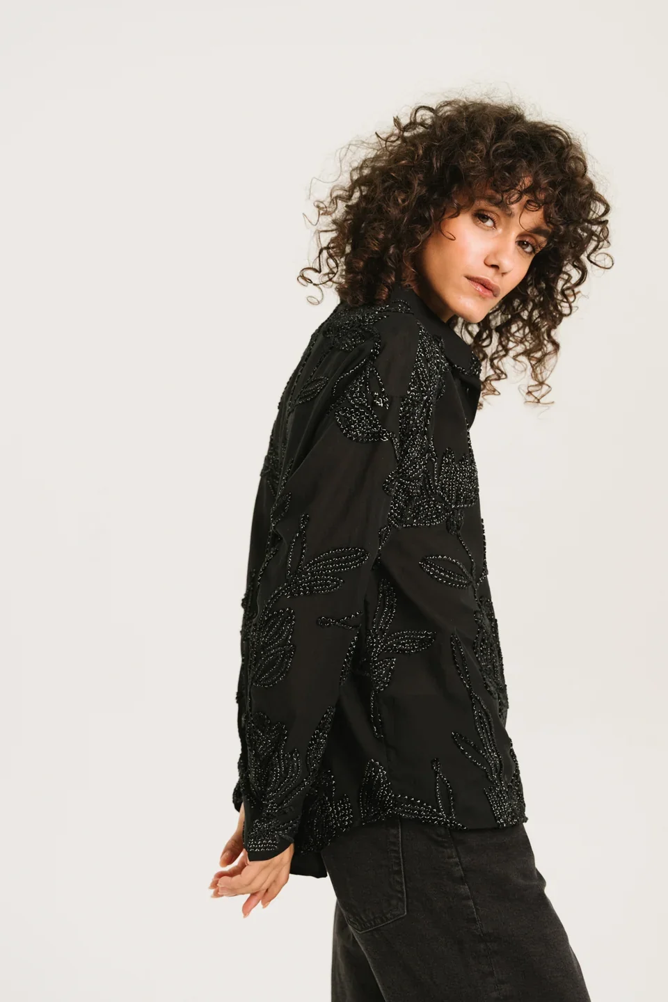 sirene-sacrecoeur-embroidered-shirt-enora3.WEBP
