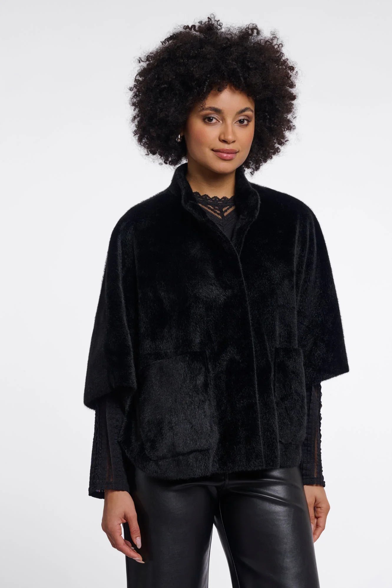 sirene-rino&pelle-black-cape-dewi1.jpg.webp