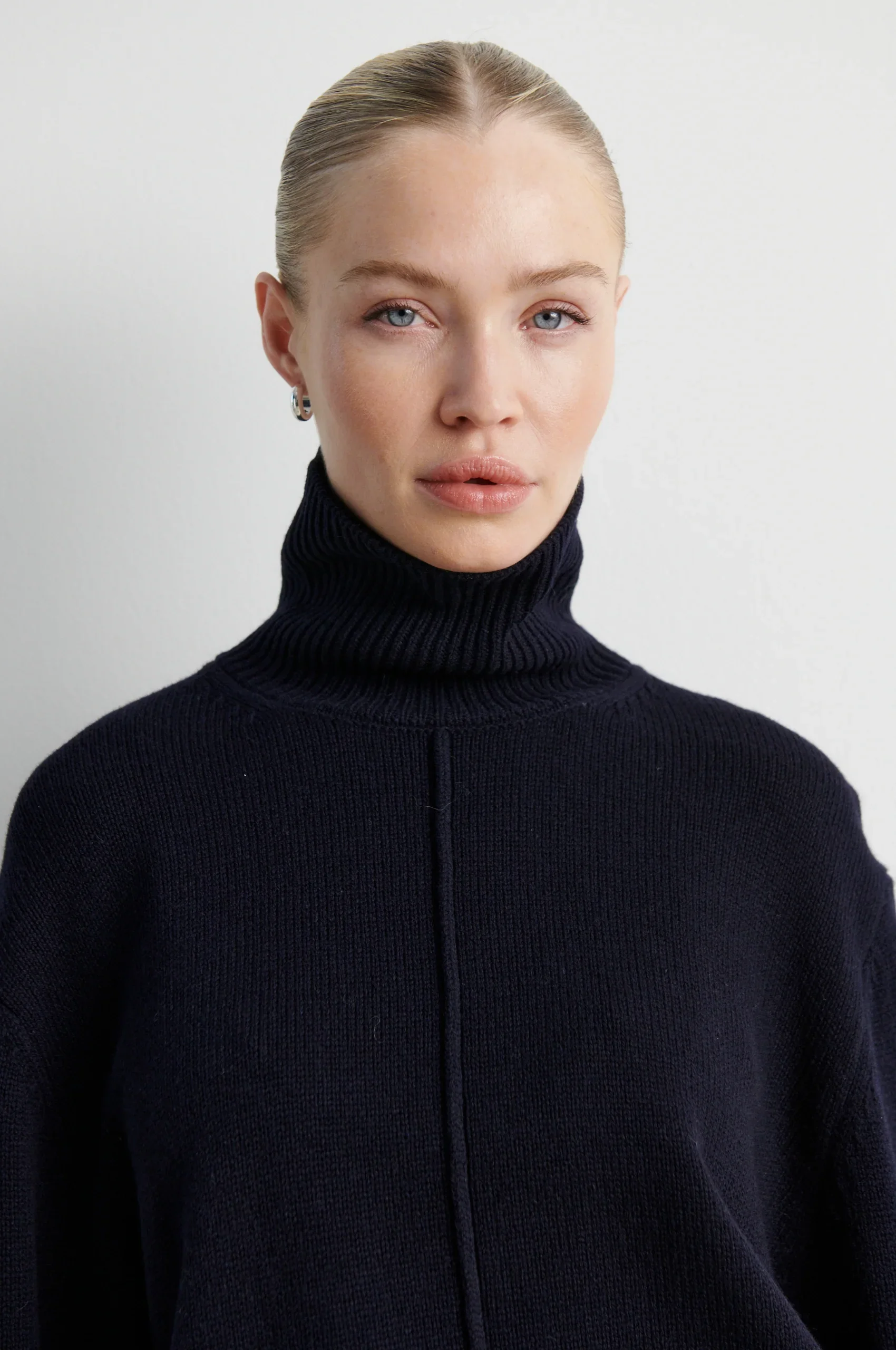 sirene-second female-navy-knit-alpha3.jpg.webp