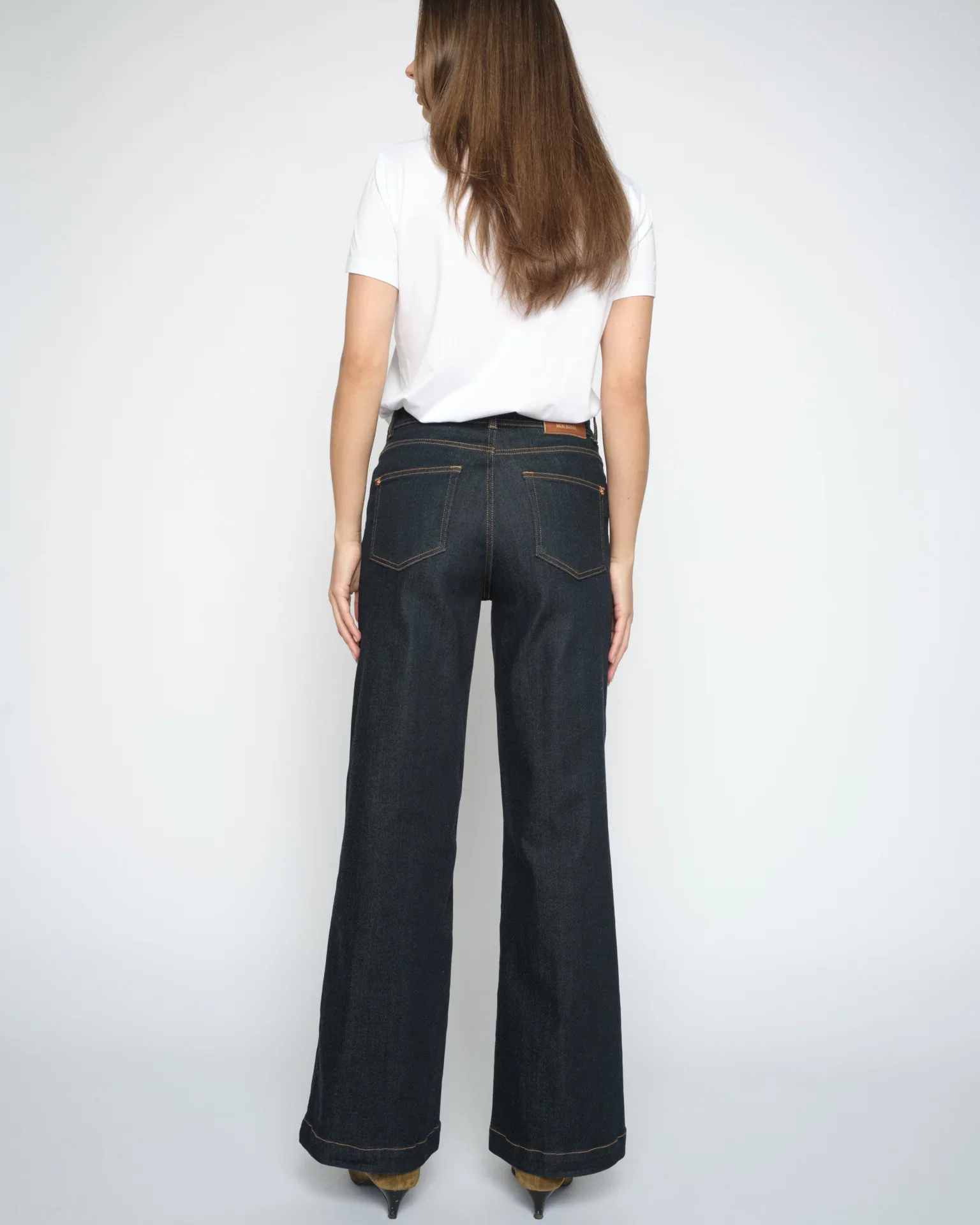 166400447MMDaraDeluxeJeansDarkBlue-168520101MMDalaOSSBasicTeeWhite_1.jpg.png