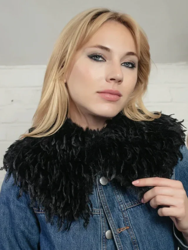 sirene-nooki-feather-collar-bergdorf-2.webp