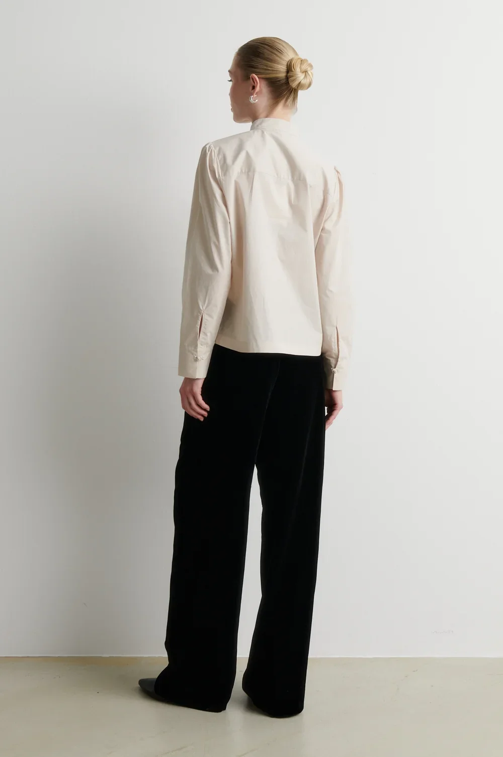 sirene-second female-black-velvet-trousers-velvetta2.jpg.webp