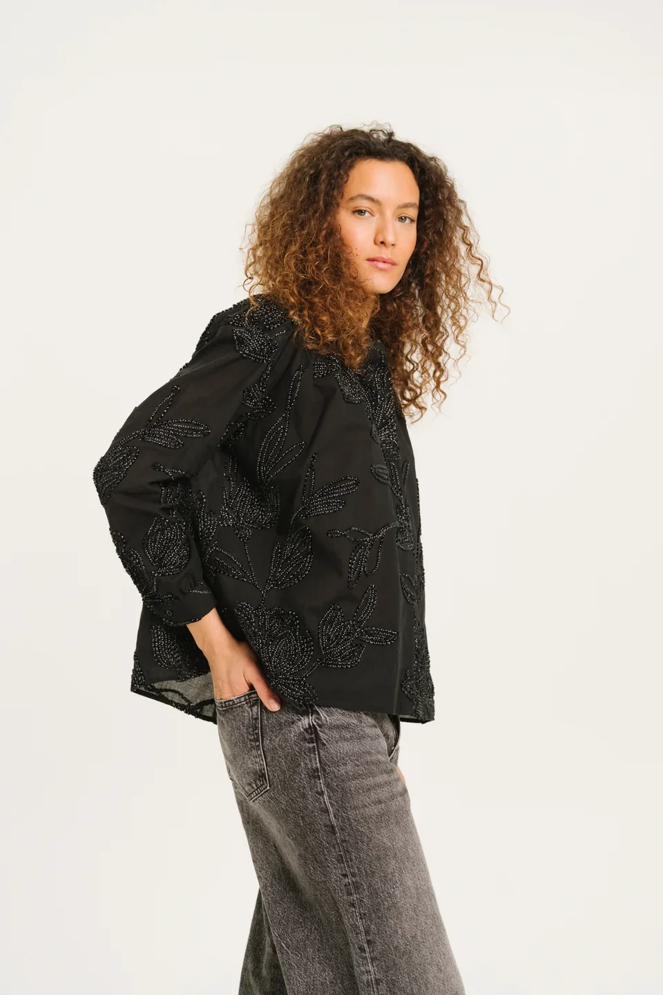 sirene-sacrécouer-black-embroidered-shirt-ella5.jpg.webp
