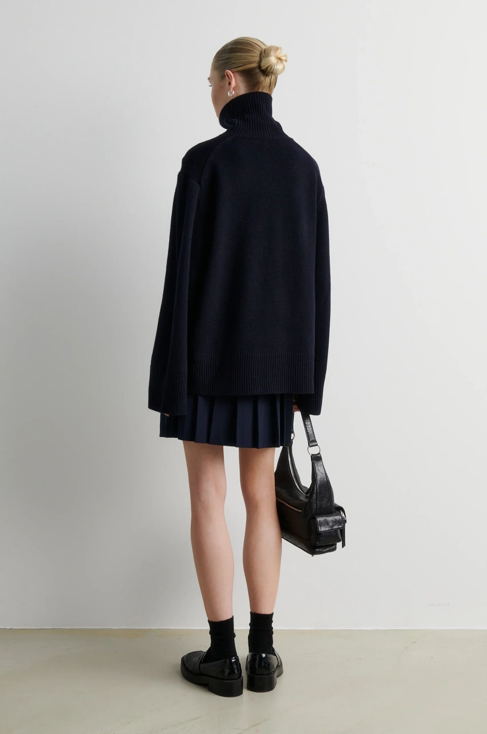 sirene-second female-navy-knit-alpha2.jpg.webp