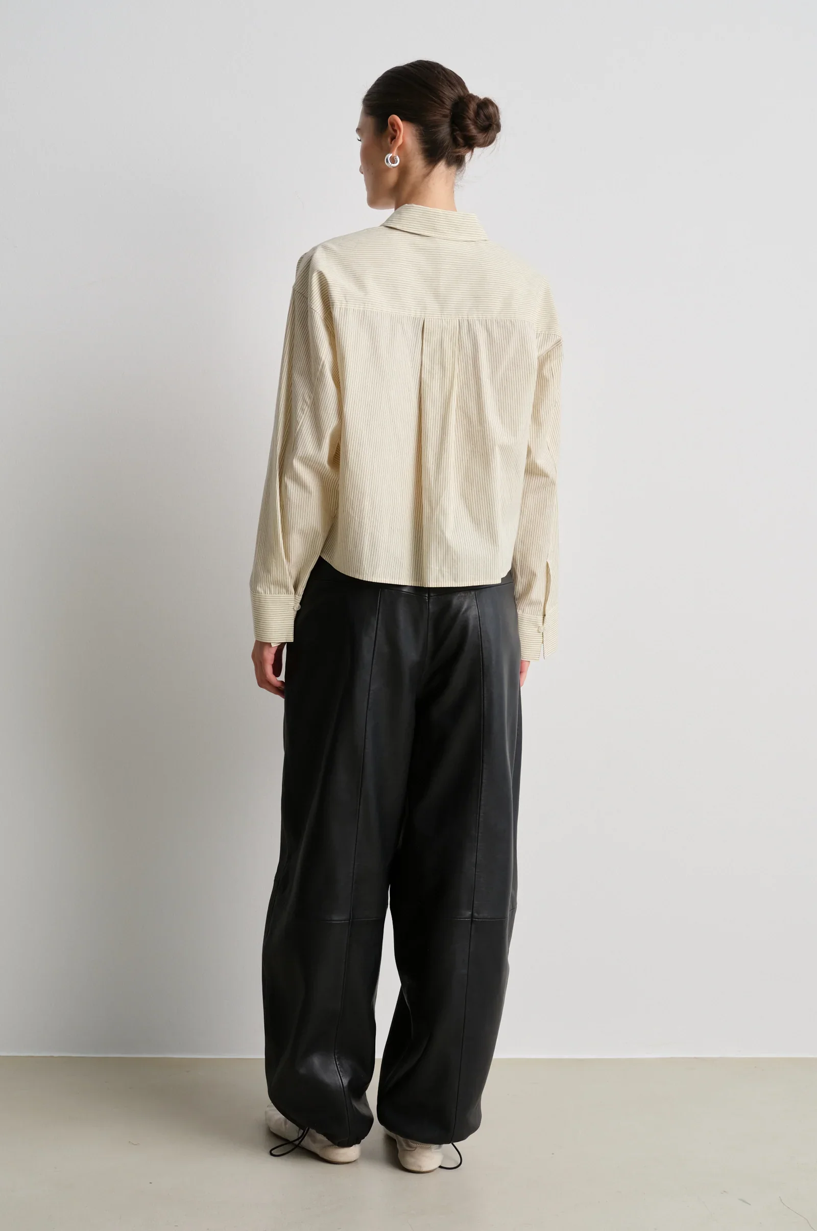 sirene-second female-pinstripe-shirt-dicthe6.jpg.webp