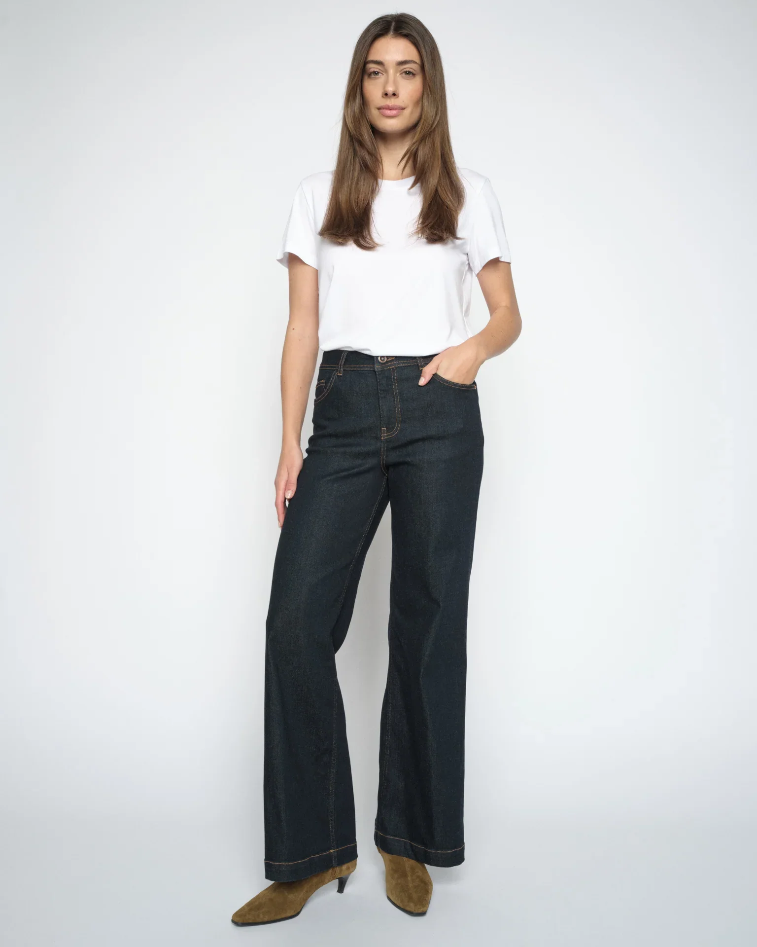 166400447MMDaraDeluxeJeansDarkBlue-168520101MMDalaOSSBasicTeeWhite.jpg.png