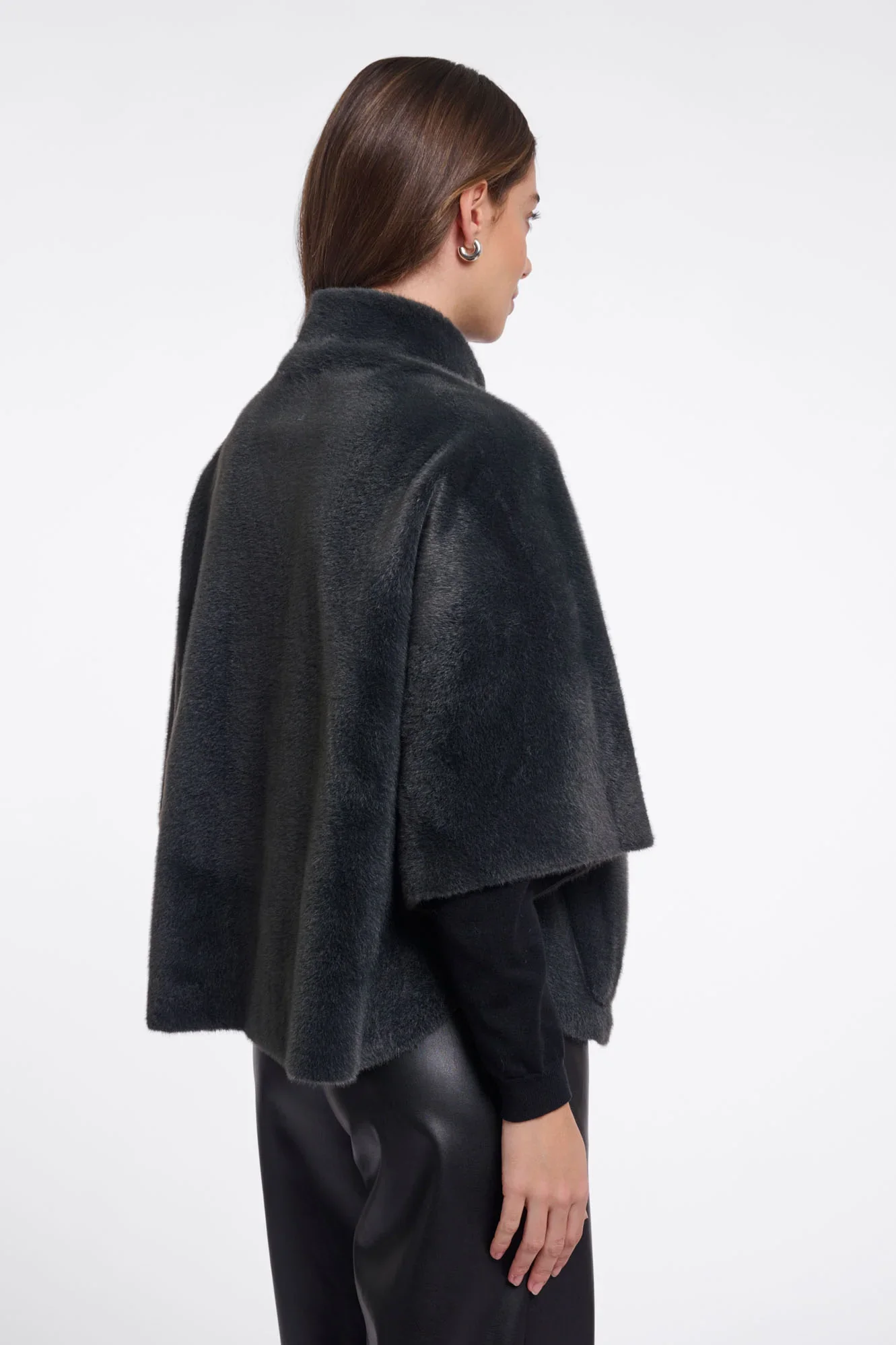 rino & pelle-faux fur-cape-dewi1.jpg.webp
