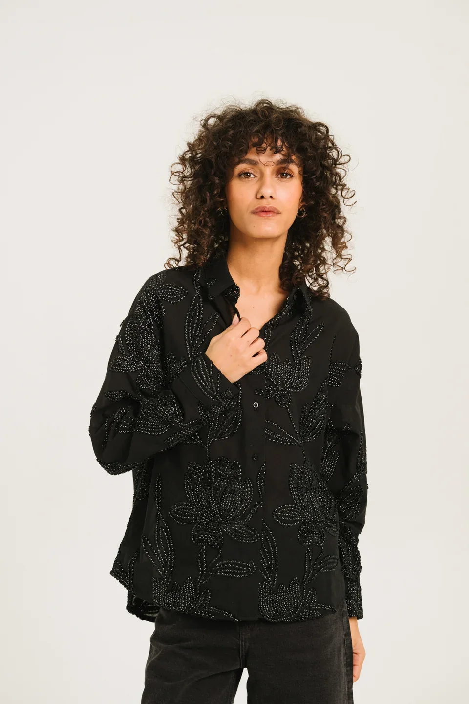 sirene-sacrecoeur-embroidered-shirt-enora1.WEBP