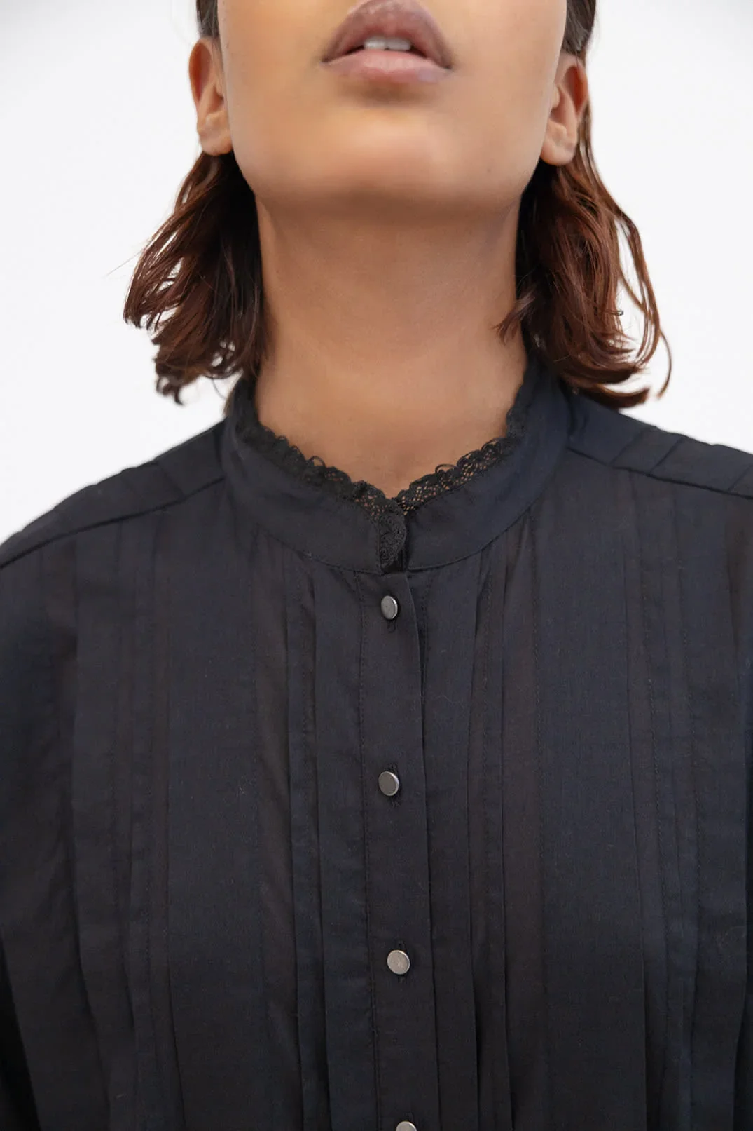 sirene-projectaj117-black-pleat-blouse-gisele3.jpg.webp