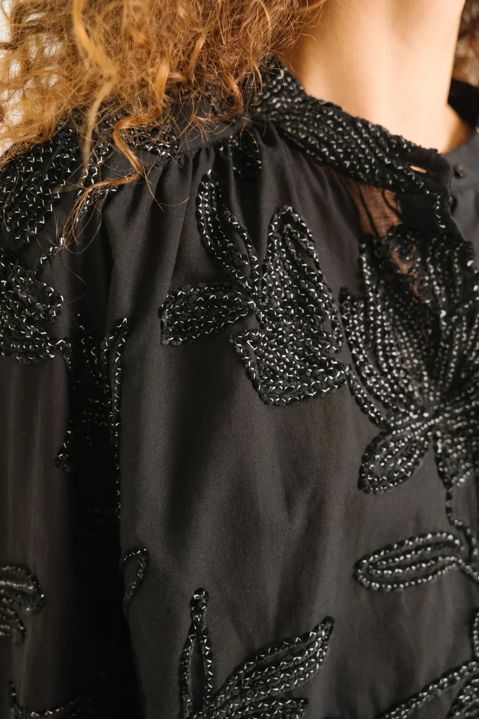 sirene-sacrécouer-black-embroidered-shirt-ella2.jpg.webp