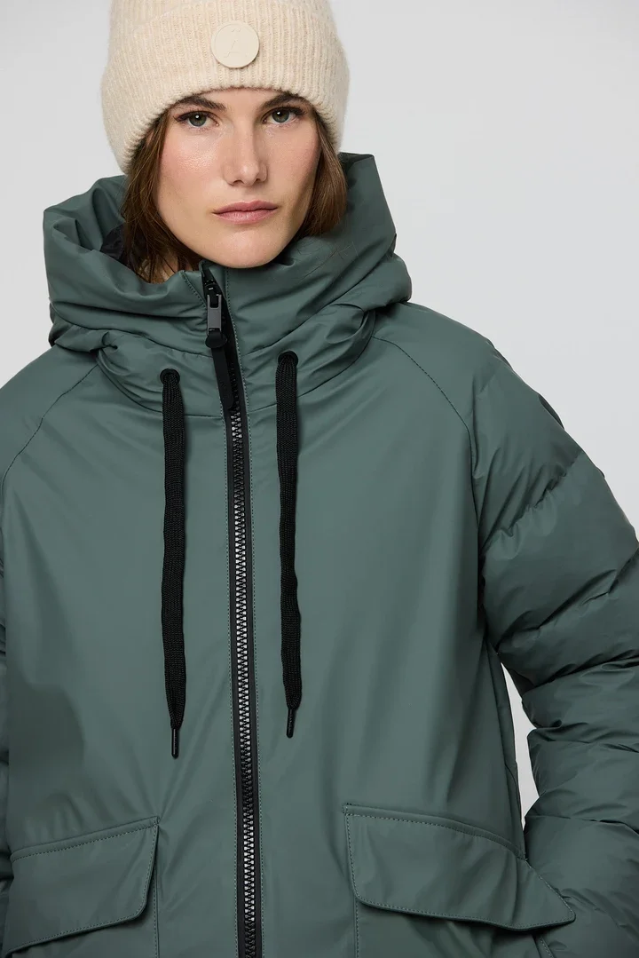 sirene-tanta-green-raincoat-rime3.jpg.webp