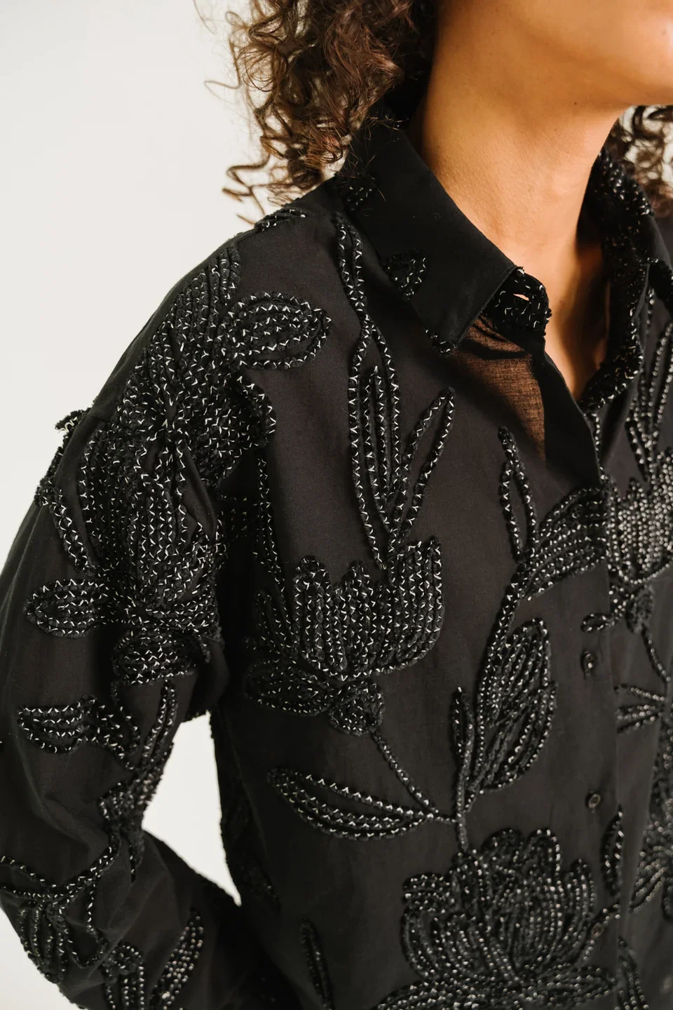 sirene-sacrecoeur-embroidered-shirt-enora2.WEBP