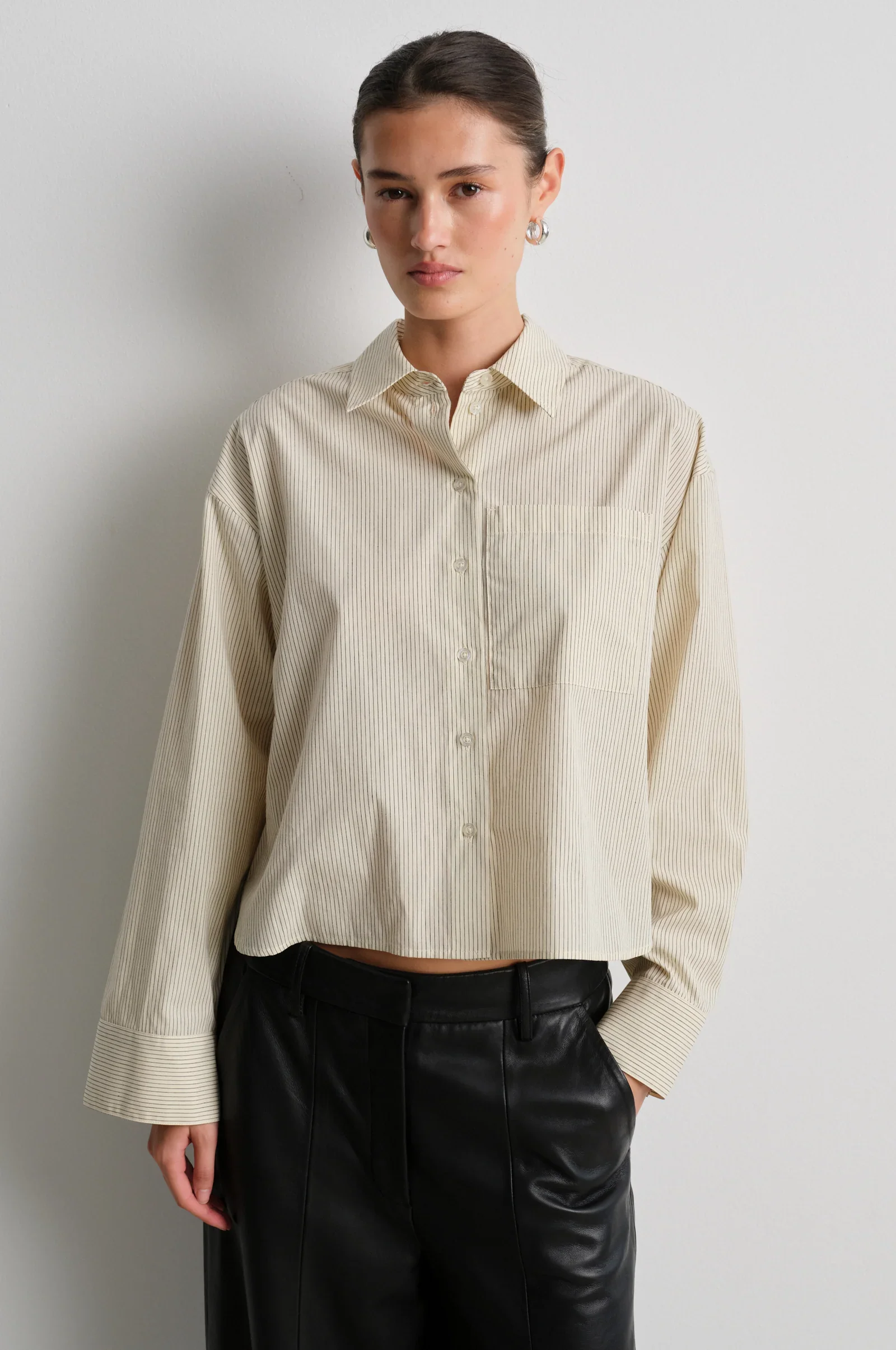 sirene-second female-pinstripe-shirt-dicthe1.jpg.webp